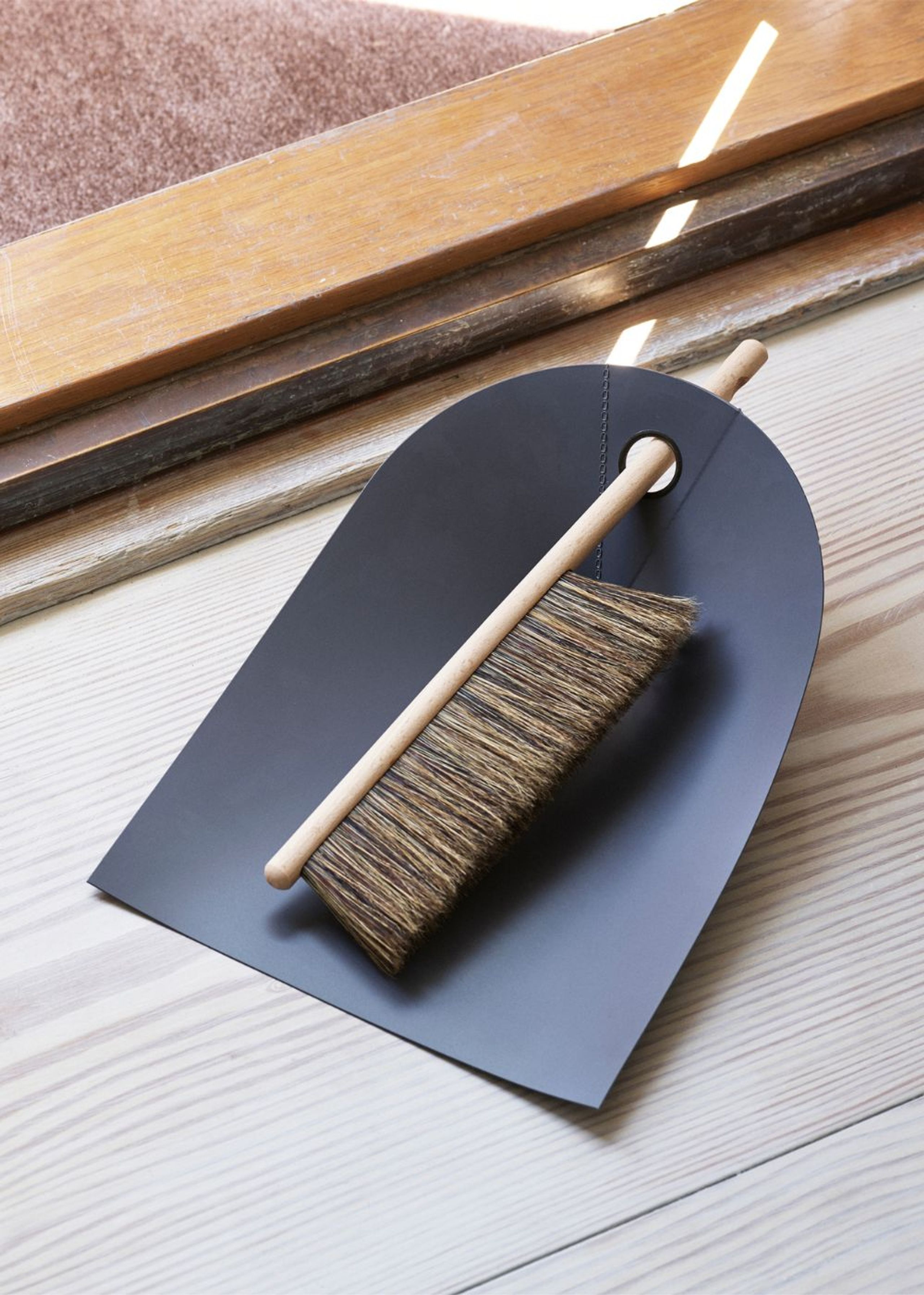 Normann Copenhagen - Dustpan & Broom - Fejebakke og Kost - Normann Copenhagen - Dark grey