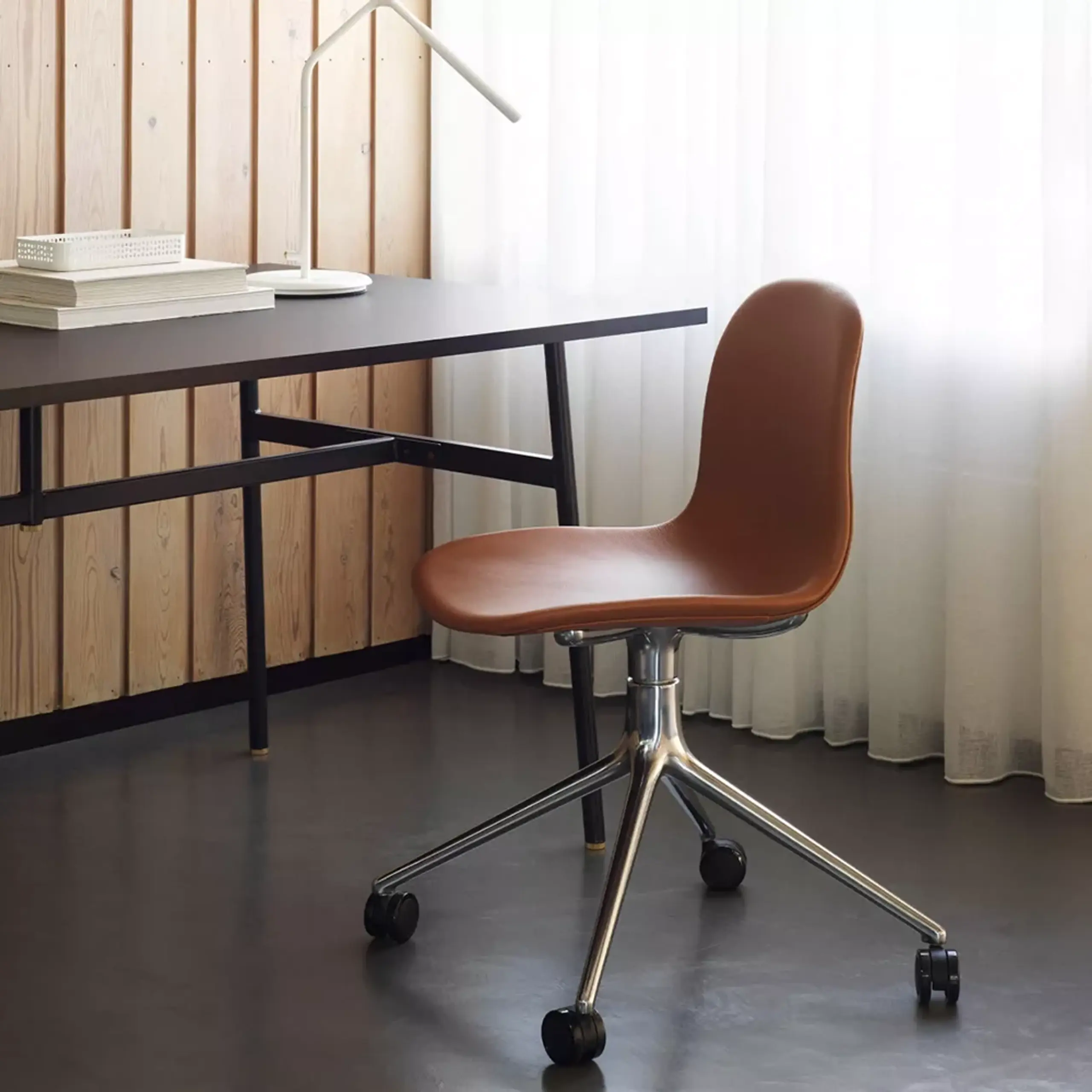 Normann Copenhagen - Office Chair - Form Chair Swivel 4W Alu - Red / Black Aluminum