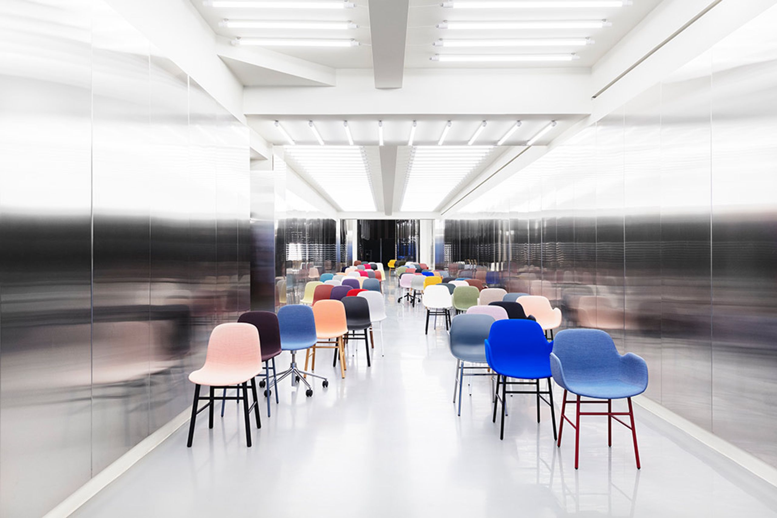 Normann Copenhagen - Armchair - Form Armchair - Full Upholstery Wood - Frame: Oak / Fabric: City Velvet vol. 2 43