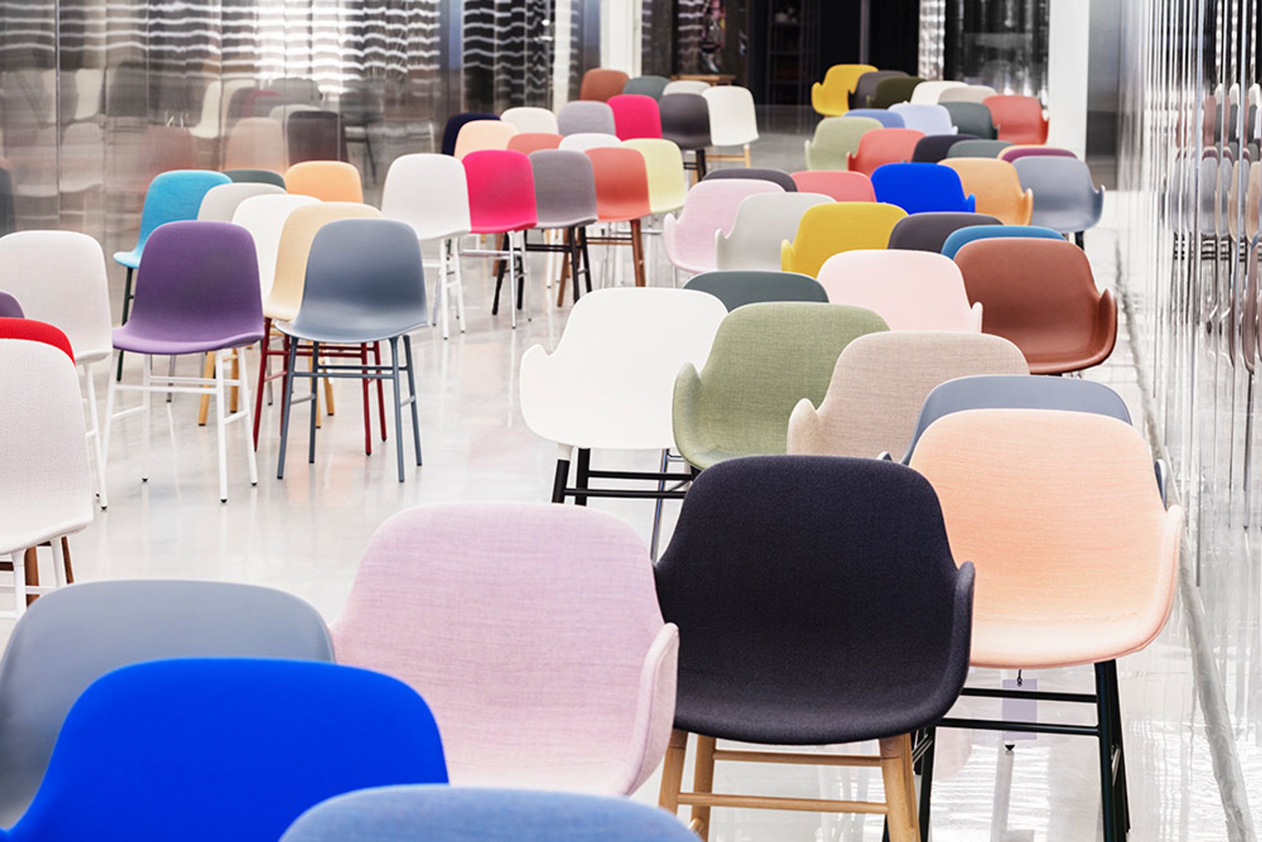 Normann Copenhagen - Armchair - Form Armchair - Full Upholstery Wood - Frame: Oak / Fabric: City Velvet vol. 2 43