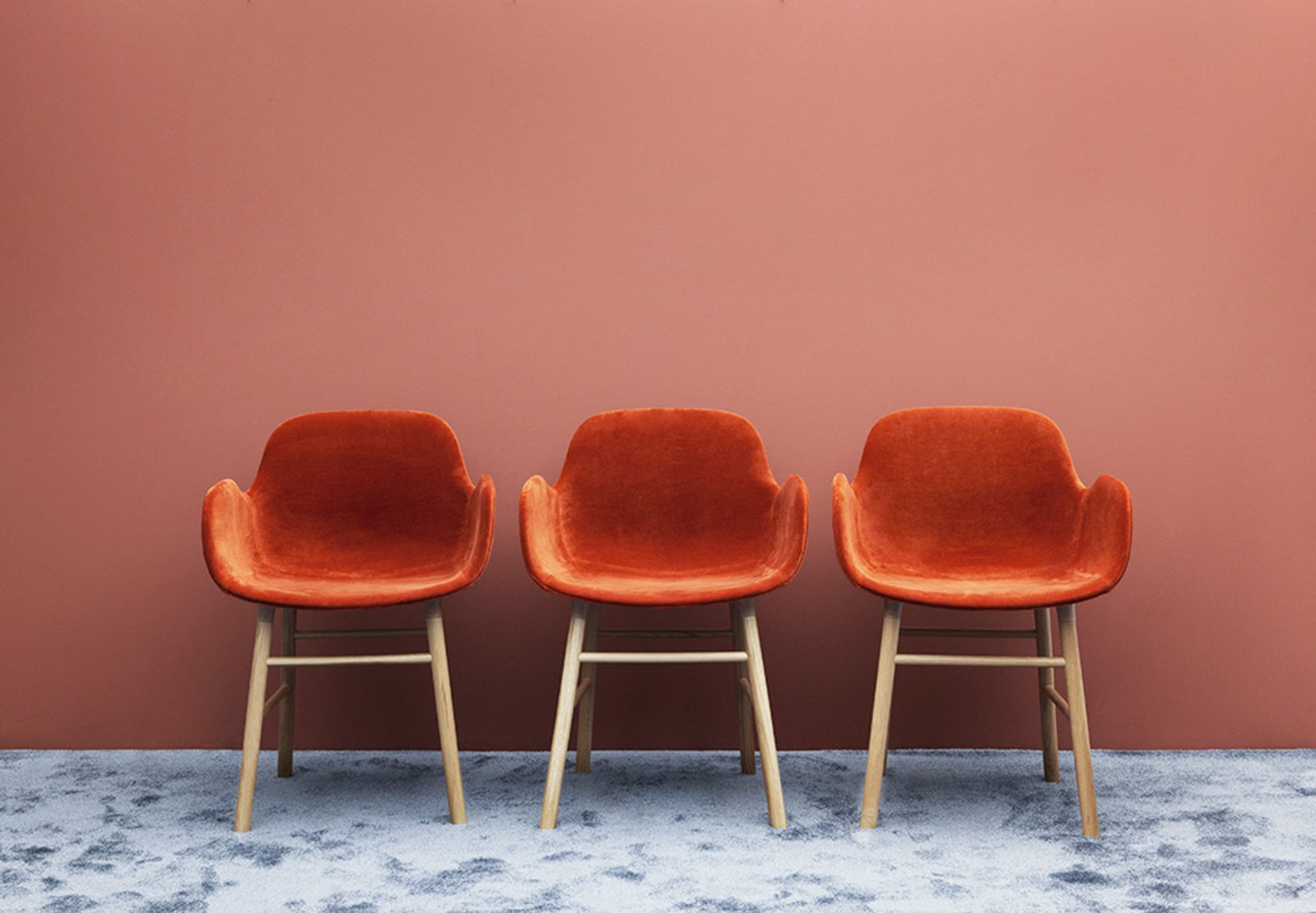 Normann Copenhagen - Armchair - Form Armchair - Full Upholstery Wood - Frame: Oak / Fabric: City Velvet vol. 2 43