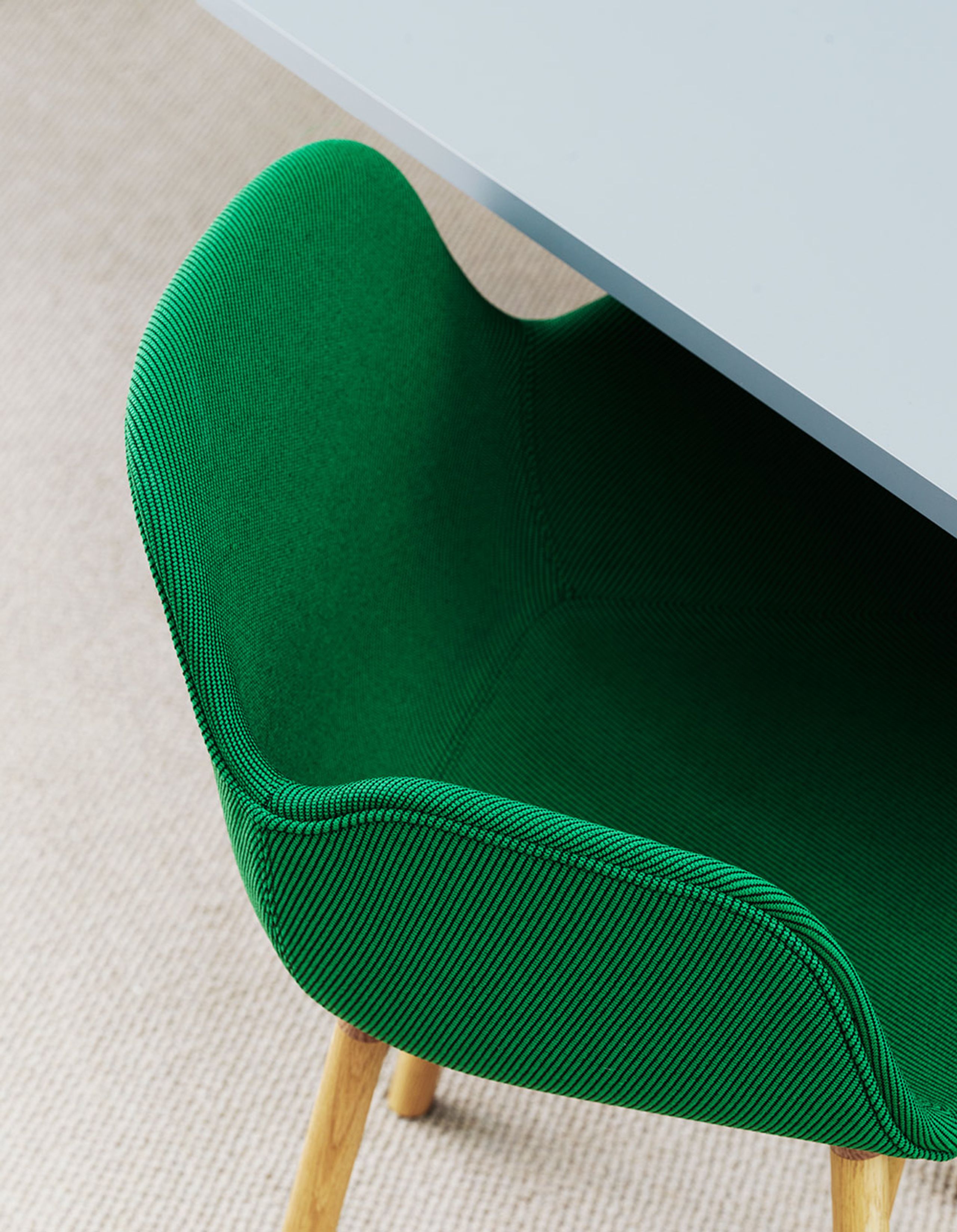 Normann Copenhagen - Armchair - Form Armchair - Full Upholstery Wood - Frame: Oak / Fabric: City Velvet vol. 2 43