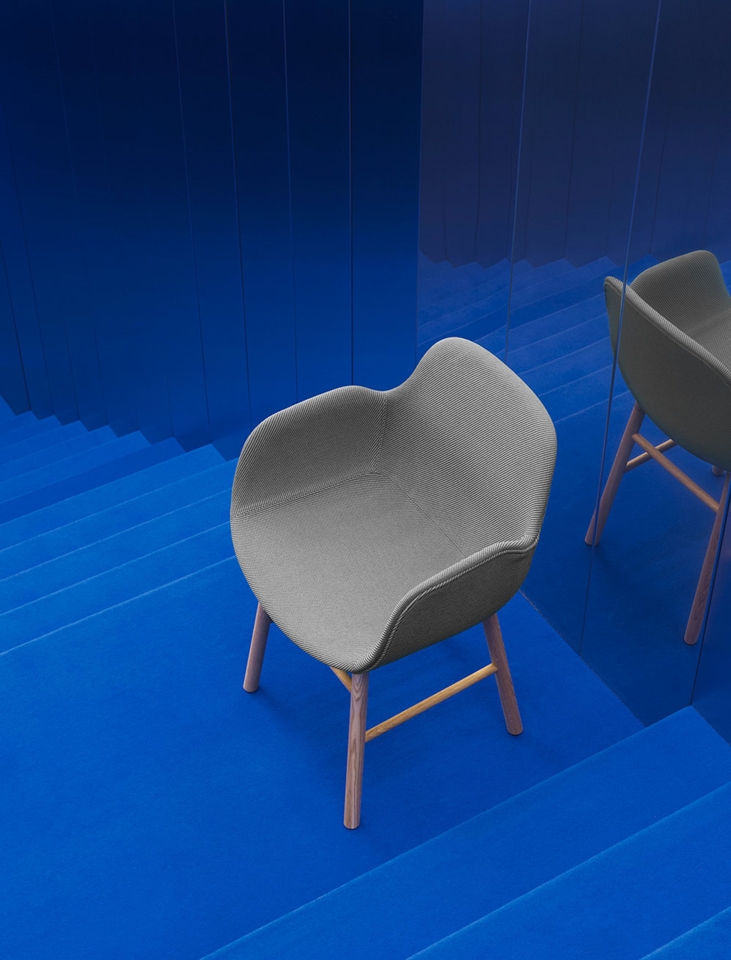 Normann Copenhagen - Fauteuil - Form Armchair - Full Upholstery Wood - Frame: Black Lacquered / Fabric: City Velvet vol. 2 35