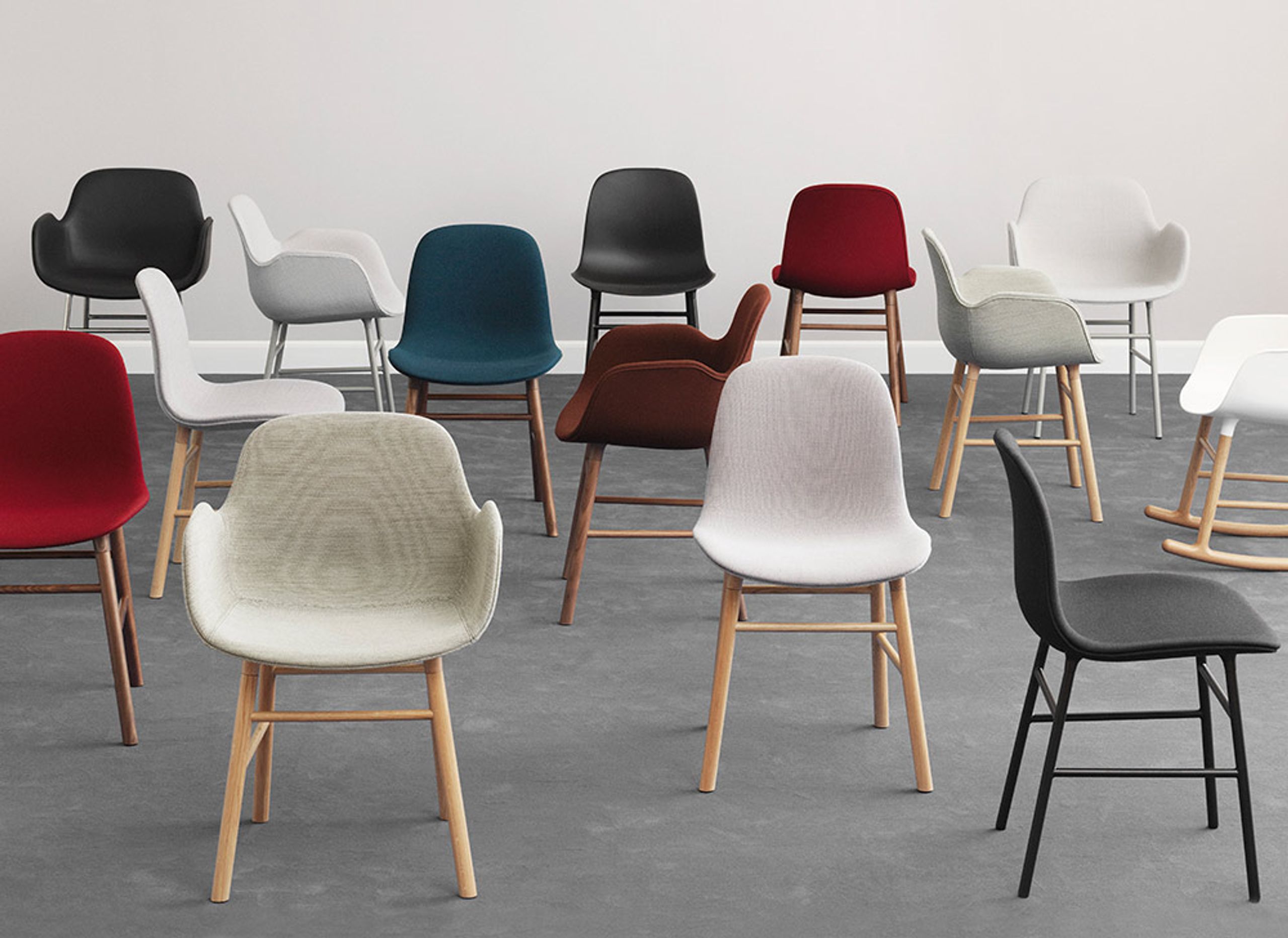 Normann Copenhagen - Fauteuil - Form Armchair - Full Upholstery Wood - Frame: Black Lacquered / Fabric: City Velvet vol. 2 35