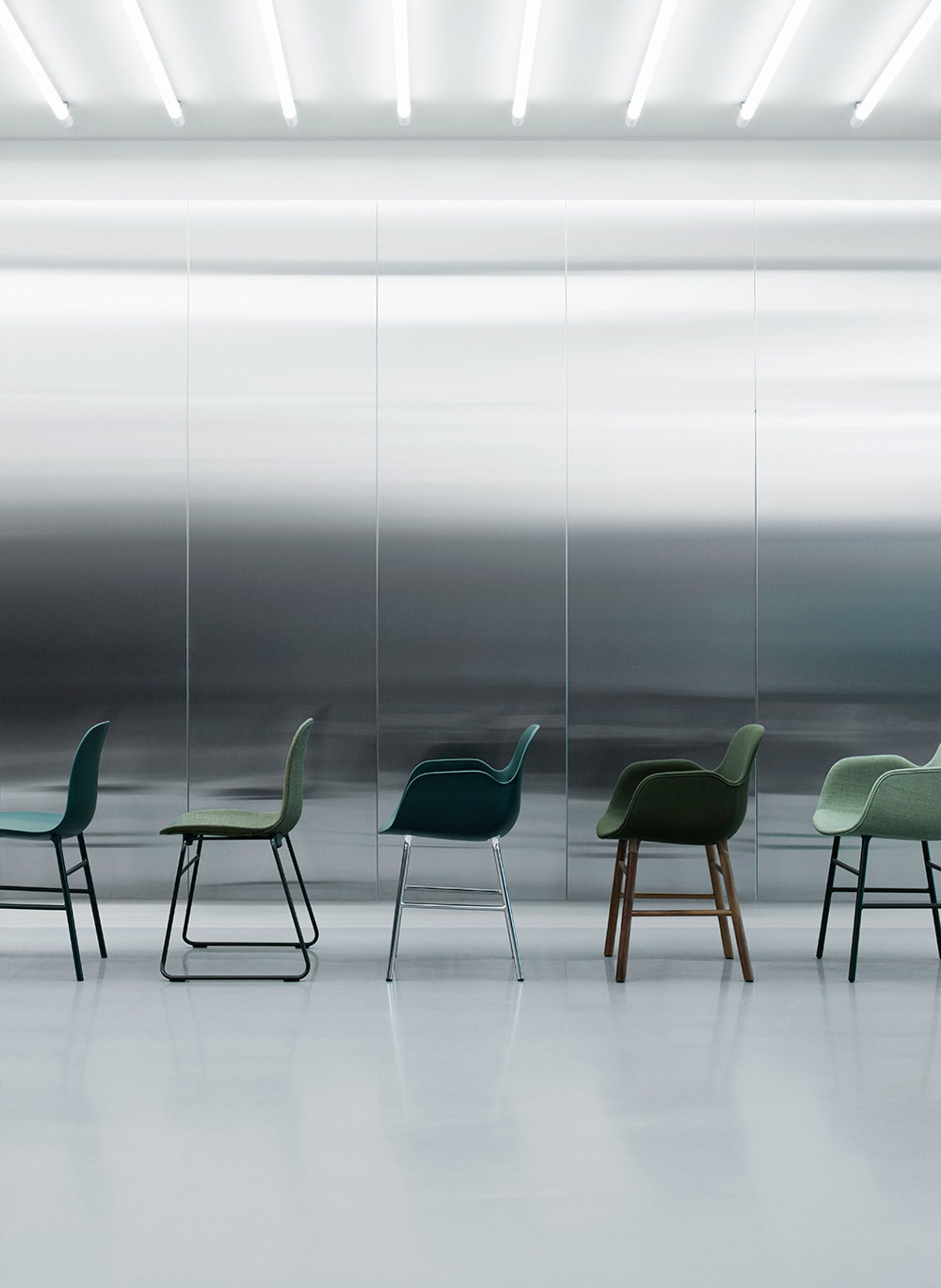 Normann Copenhagen - Fauteuil - Form Armchair - Full Upholstery Wood - Frame: Black Lacquered / Fabric: City Velvet vol. 2 35