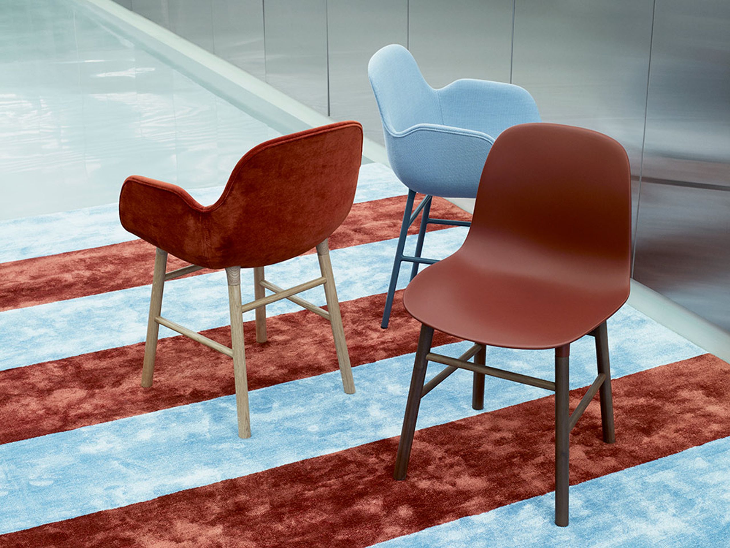 Normann Copenhagen - Fauteuil - Form Armchair - Full Upholstery Wood - Frame: Black Lacquered / Fabric: City Velvet vol. 2 35