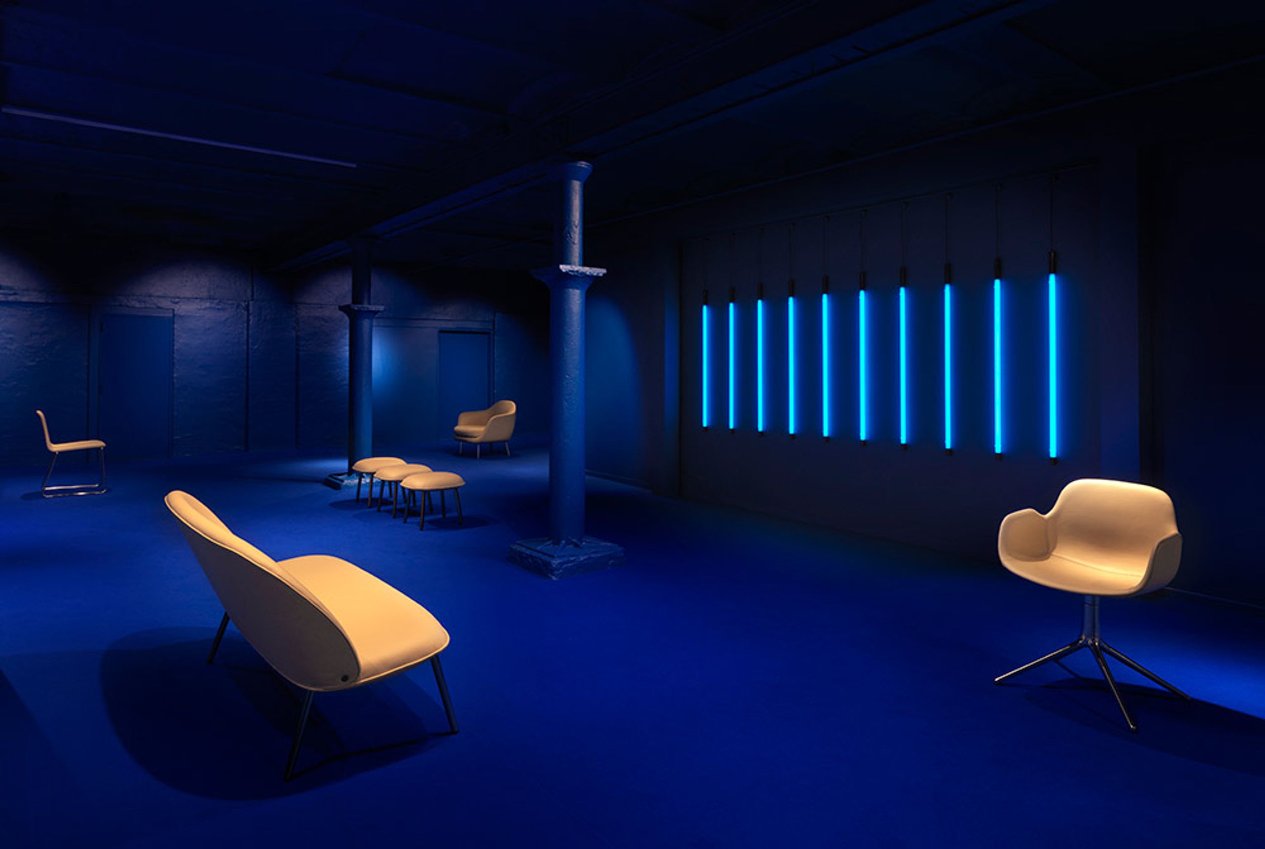 Normann Copenhagen - Fauteuil - Form Armchair - Swivel 4L Full Upholstery - Frame: Black Aluminium / Fabric: City Velvet vol. 2 22