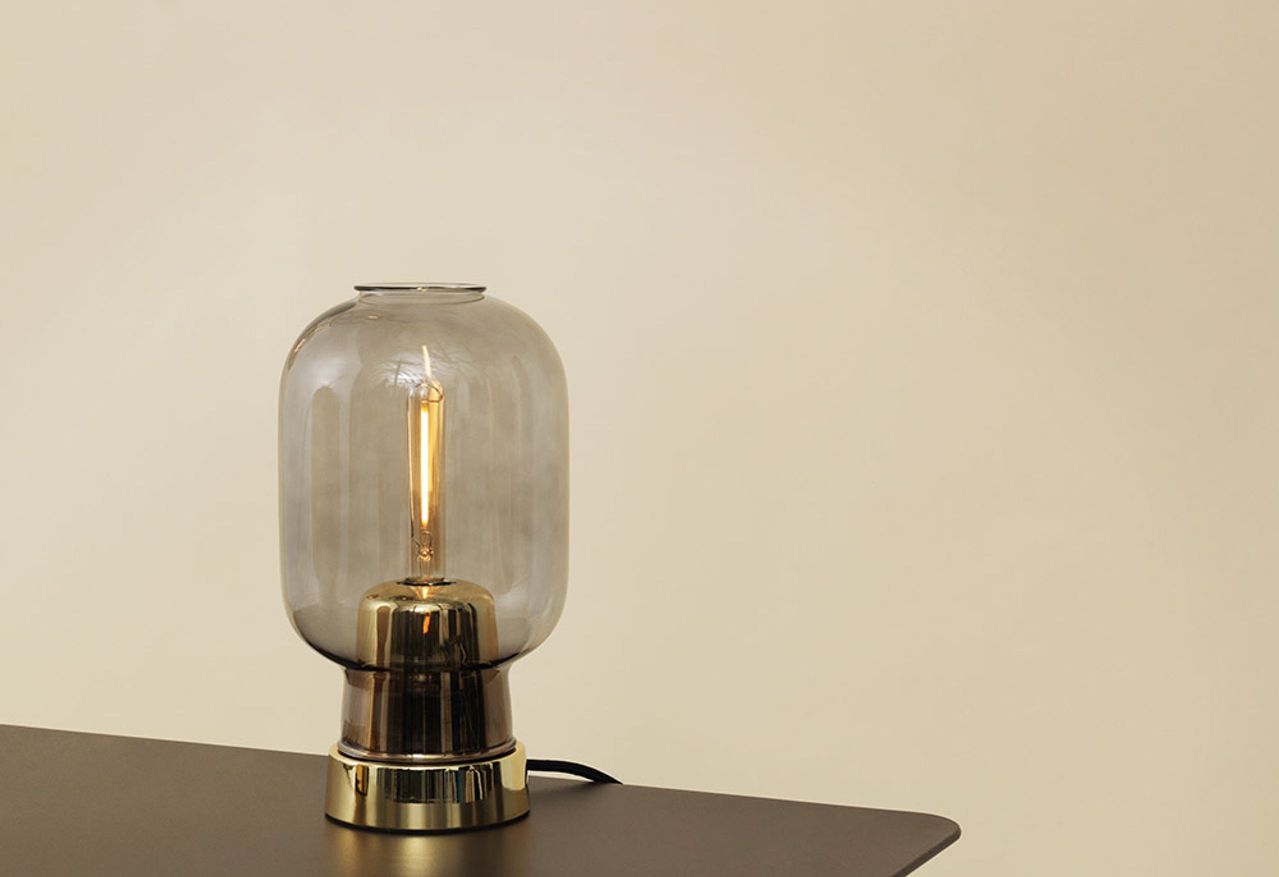 Normann Copenhagen - Lampa - Amp Table Lamp - Gold / Green