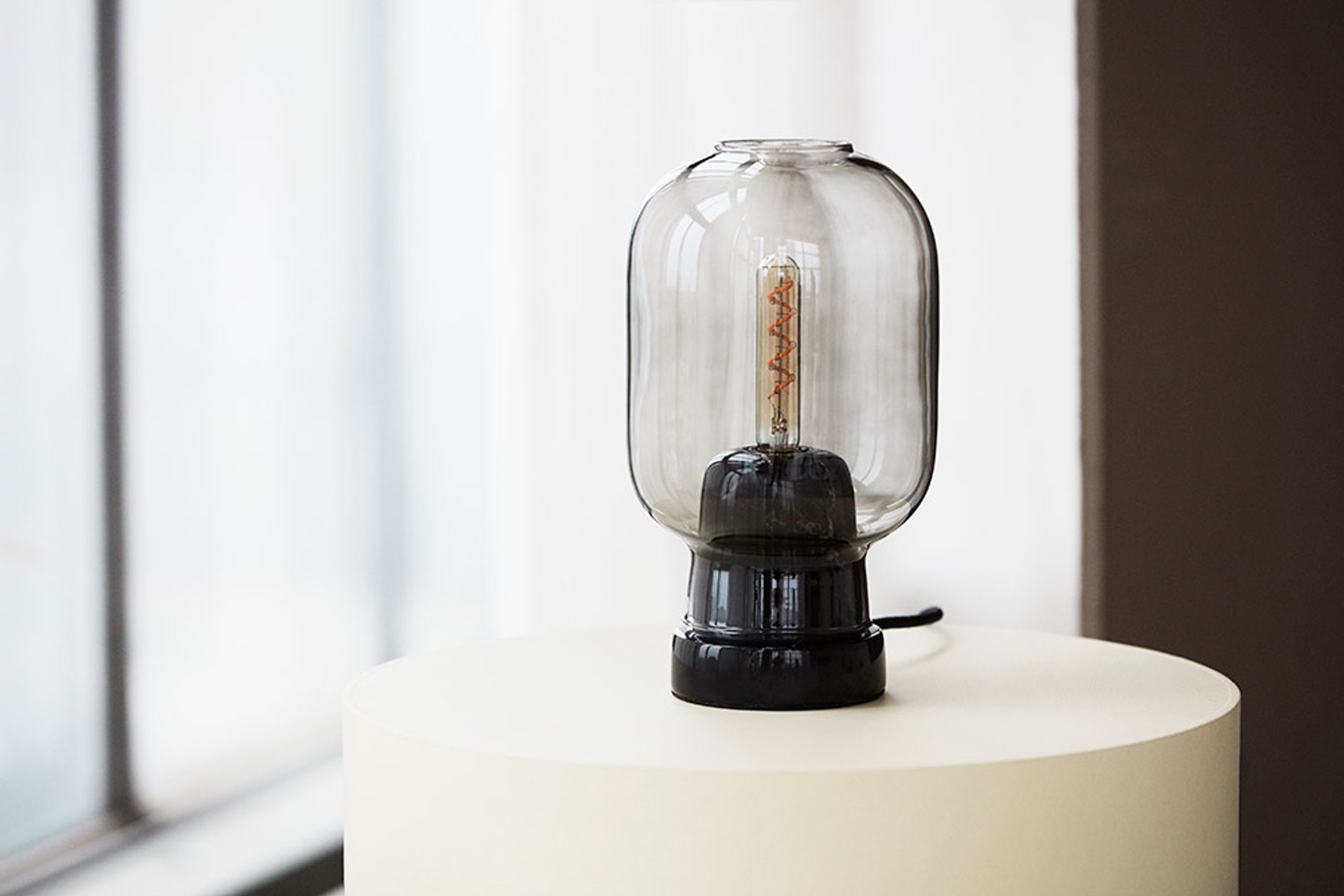 Normann Copenhagen - Lampa - Amp Table Lamp - Smoke / Black