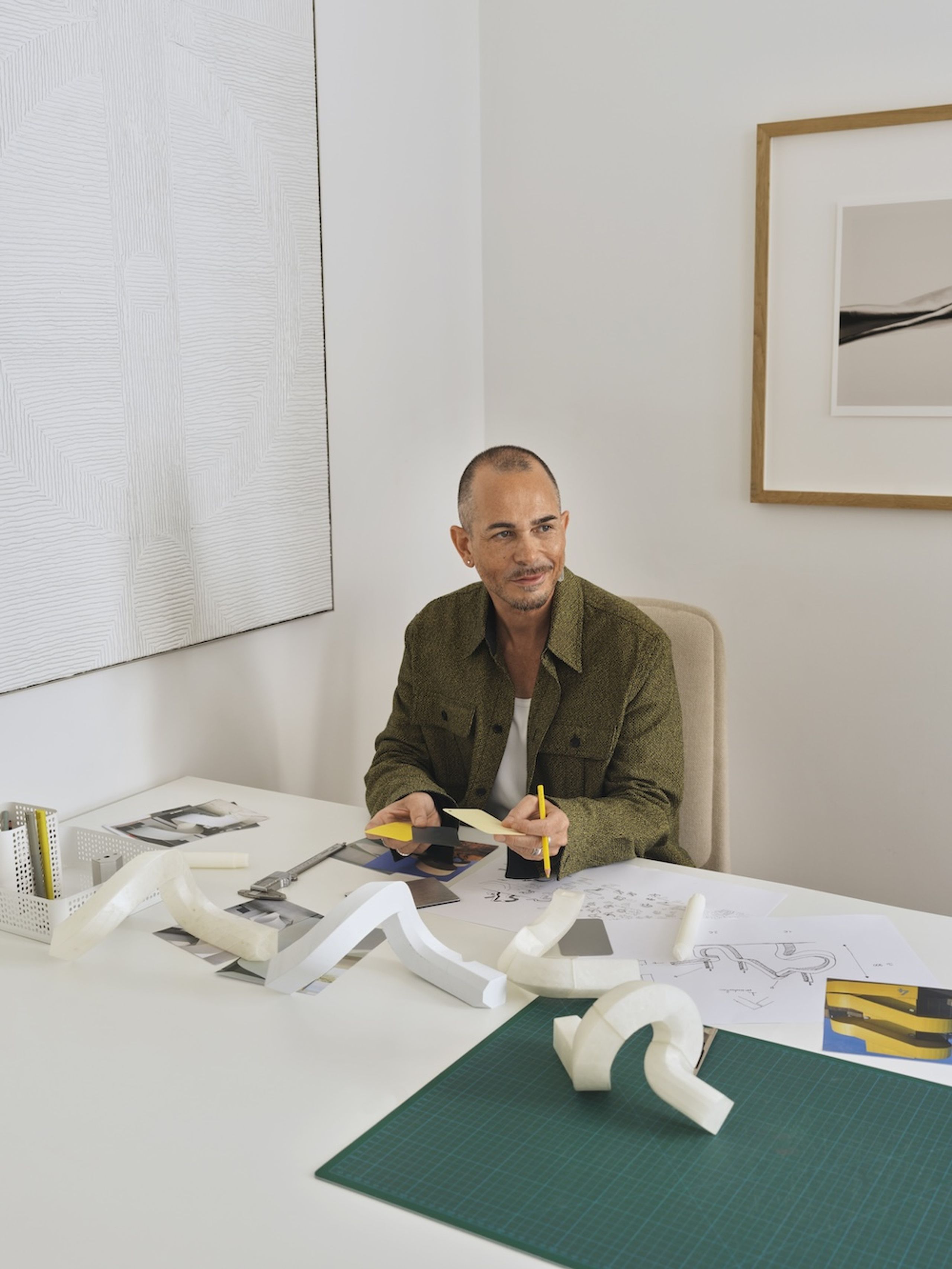 Normann Copenhagen - Lysestage - Crooked Candlestick Two Aluminium - Warm Grey