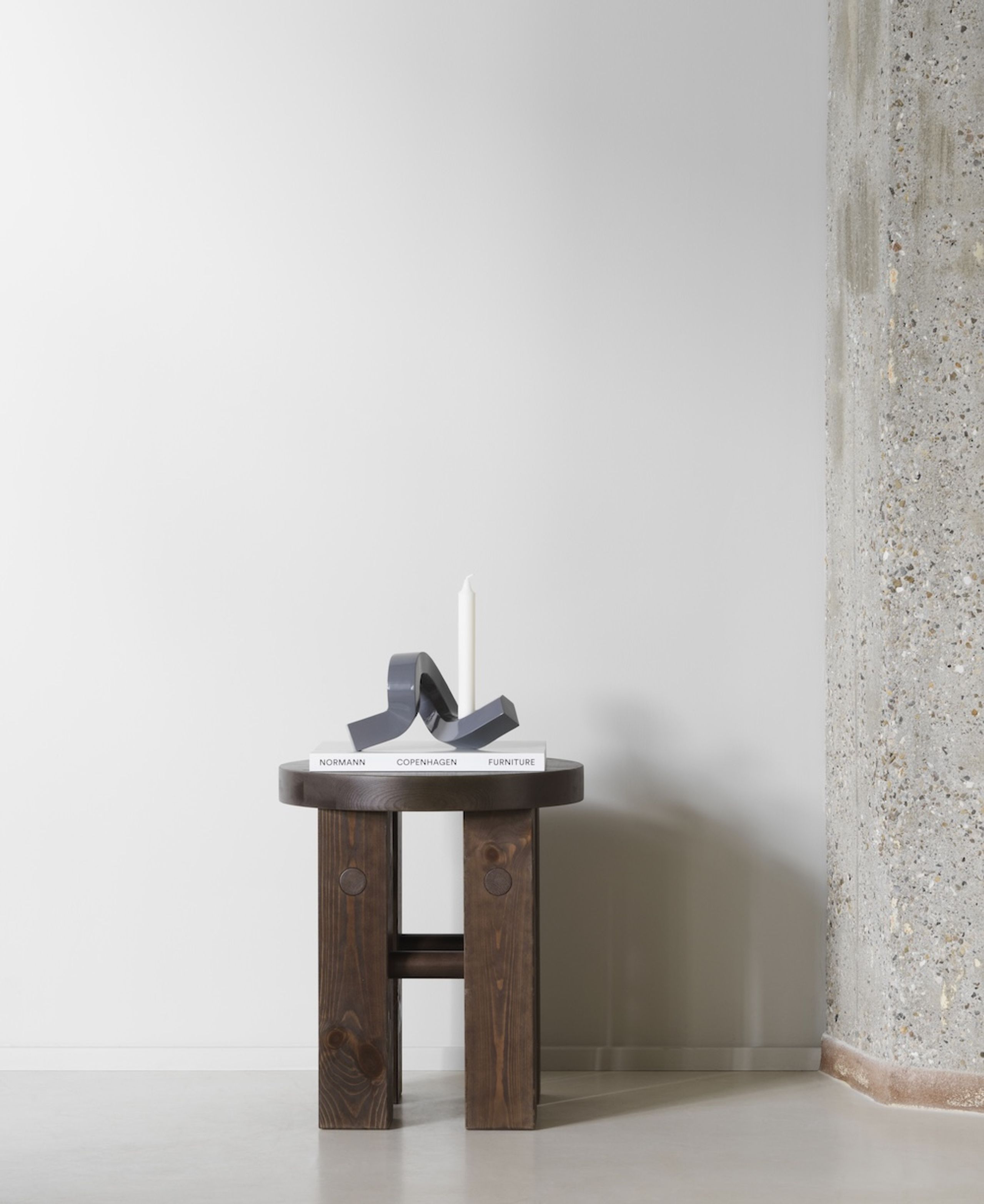Normann Copenhagen - Candle holder - Crooked Candlestick One Aluminium - Grey