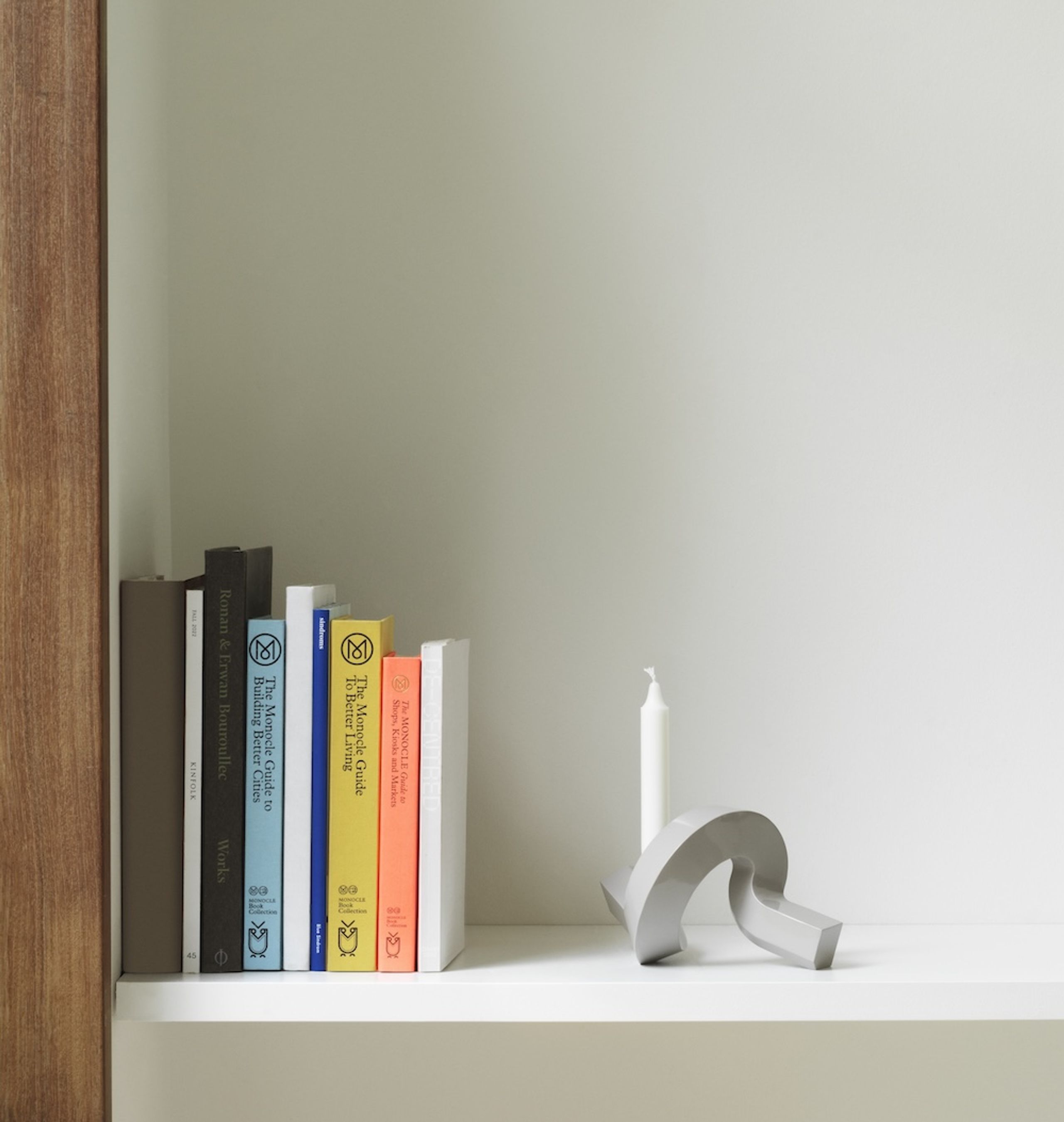 Normann Copenhagen - Svícen - Crooked Candlestick One Aluminium - Warm Grey