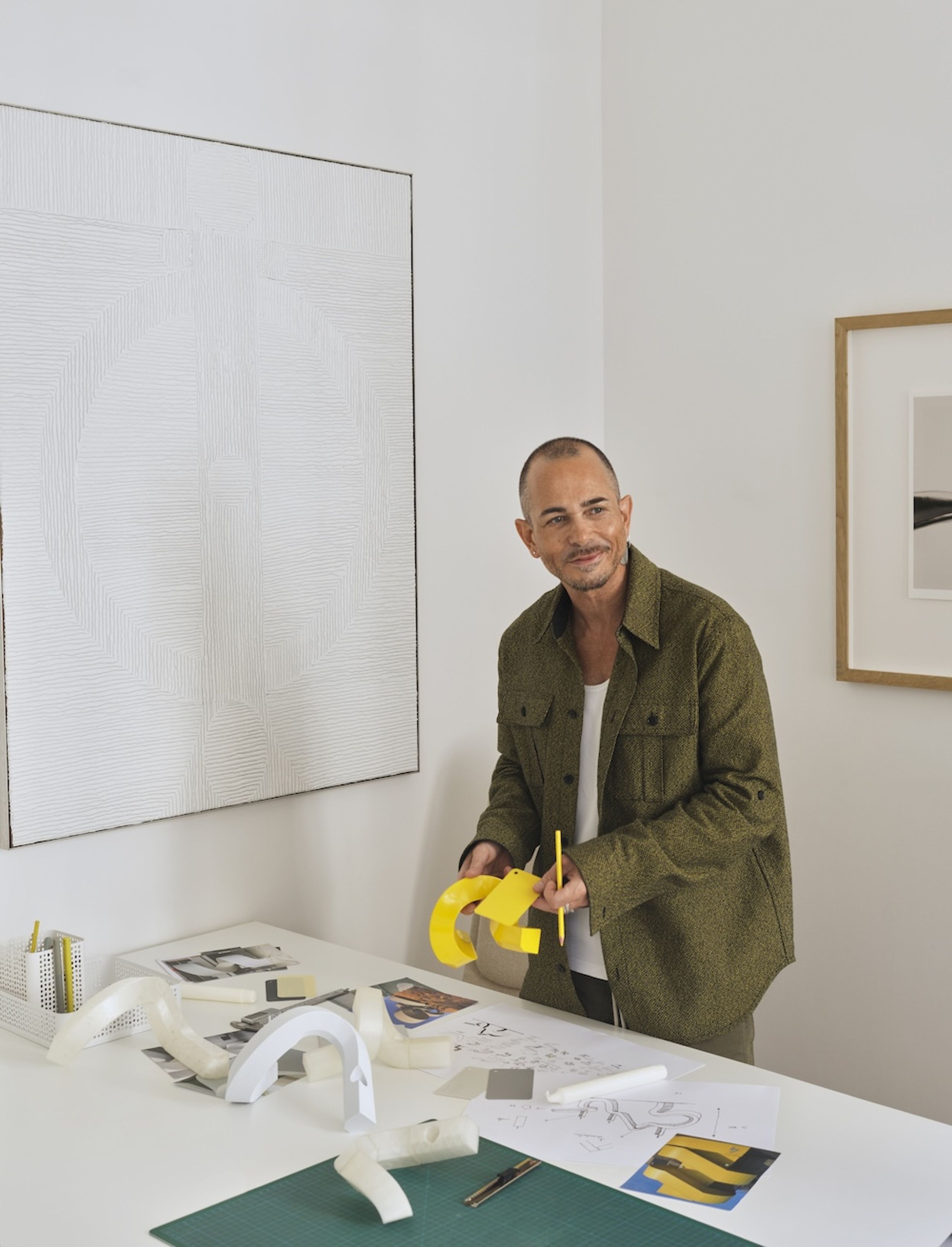 Normann Copenhagen - Svícen - Crooked Candlestick One Aluminium - Warm Grey