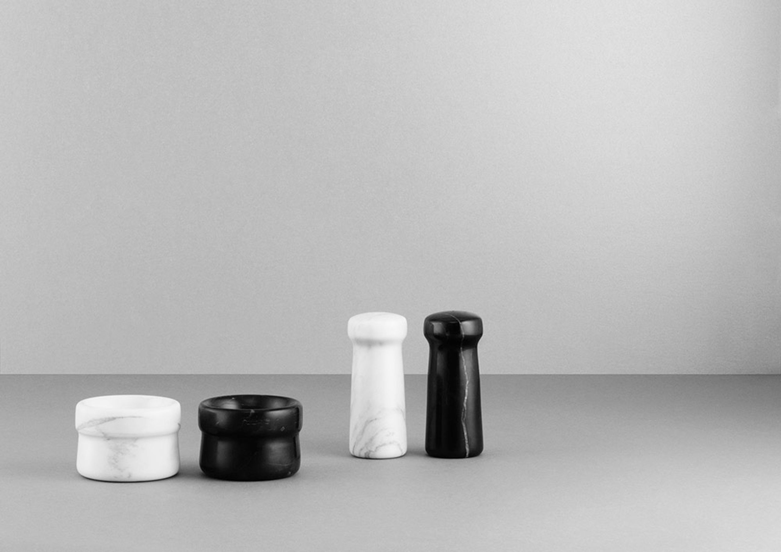 Normann Copenhagen - Vidlička na syr - Craft Salt & Pepper Shaker - Black - Pebber