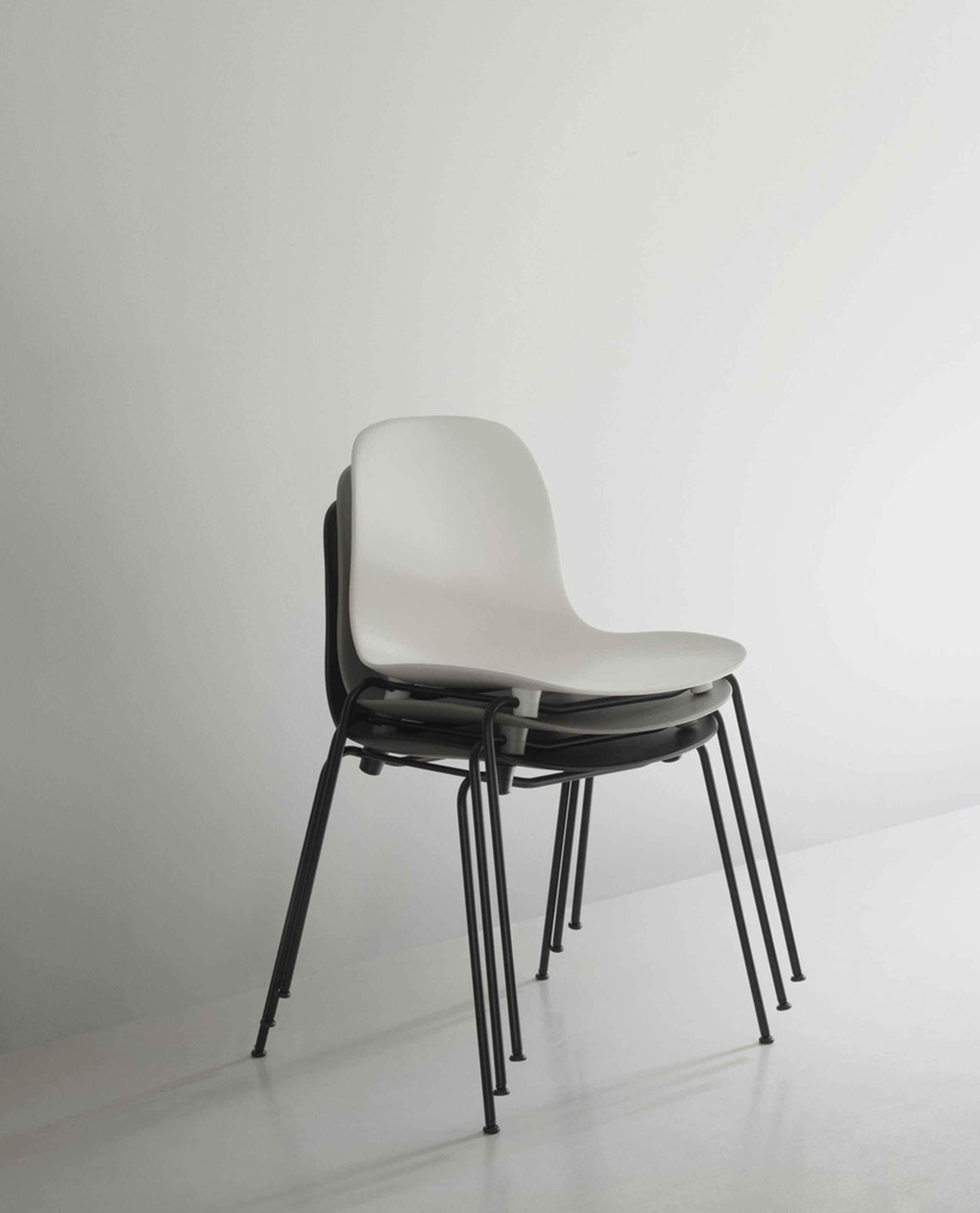 Normann Copenhagen - Chaise à manger - Form Chair Stacking Steel - White / Black