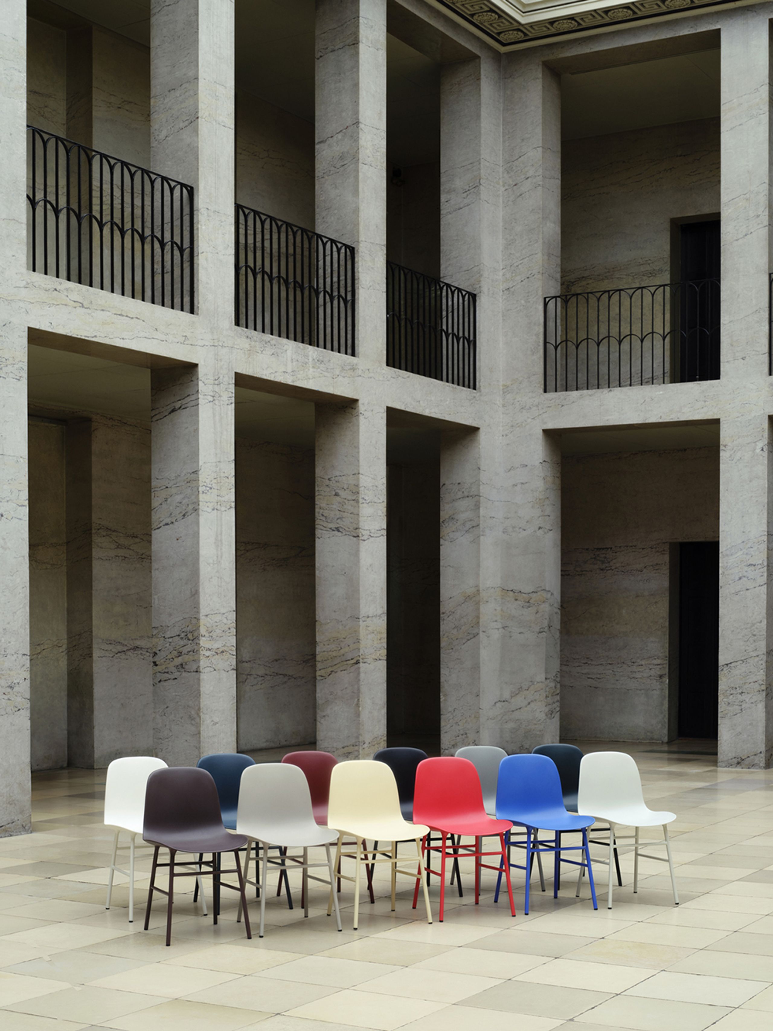 Normann Copenhagen - Jídelní židle - Form Chair Steel - Brass / Black