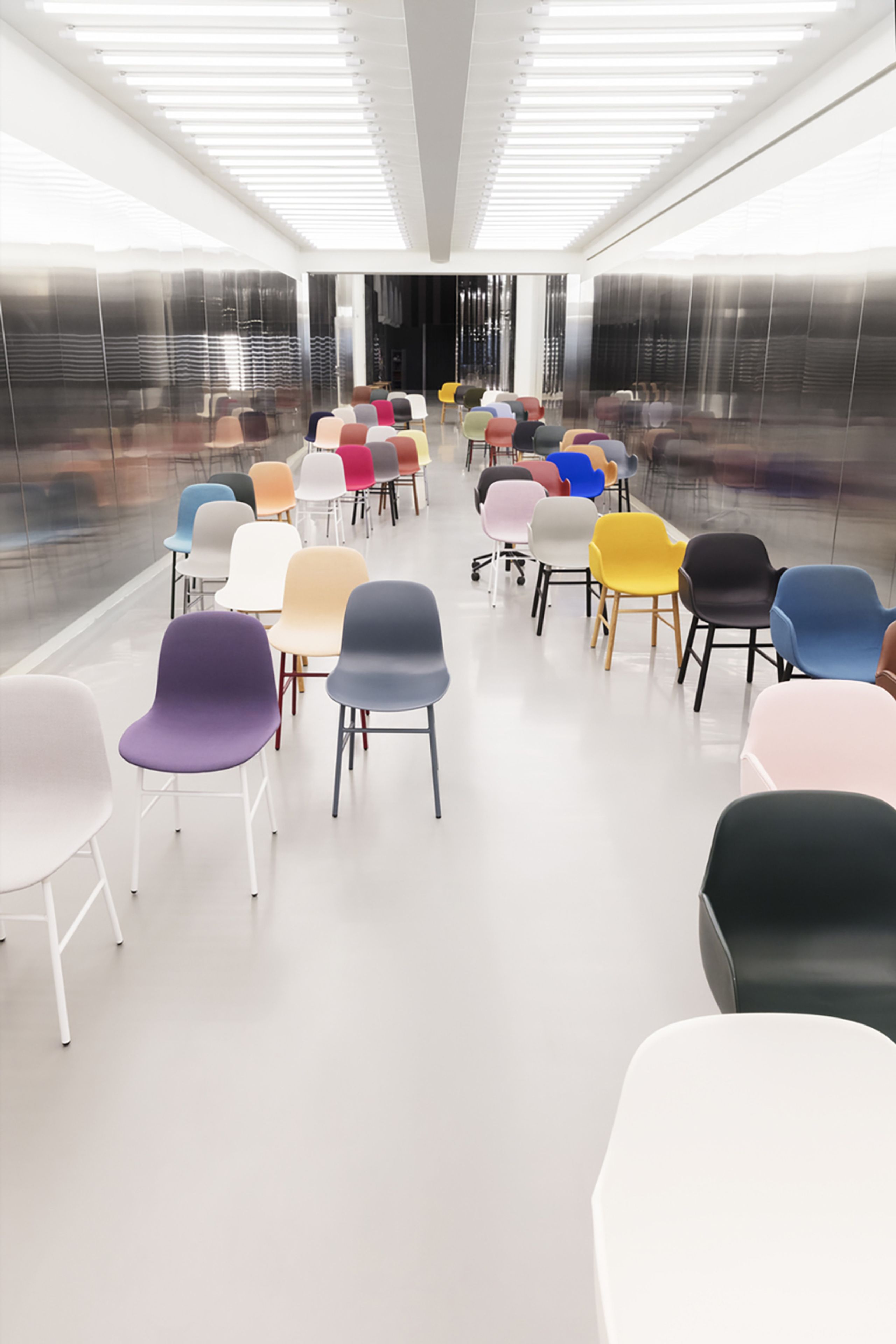 Normann Copenhagen - Jídelní židle - Form Chair Steel - Chrome / Blue