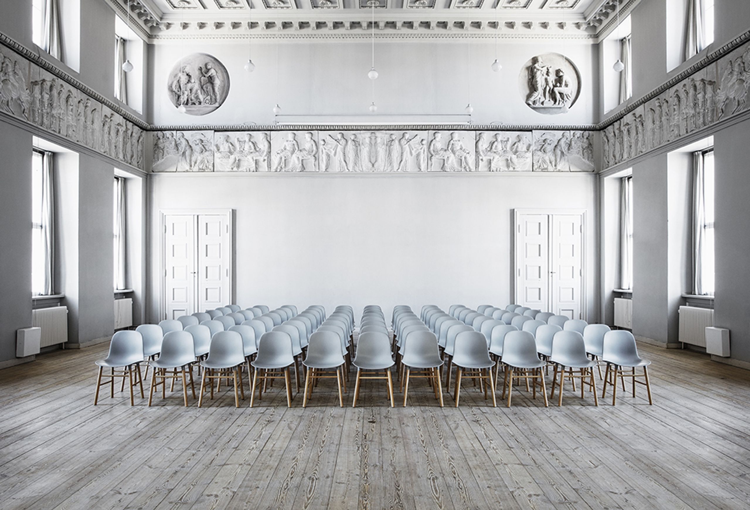 Normann Copenhagen - Krzesło do jadalni - Form Chair Wood - Cream/Black