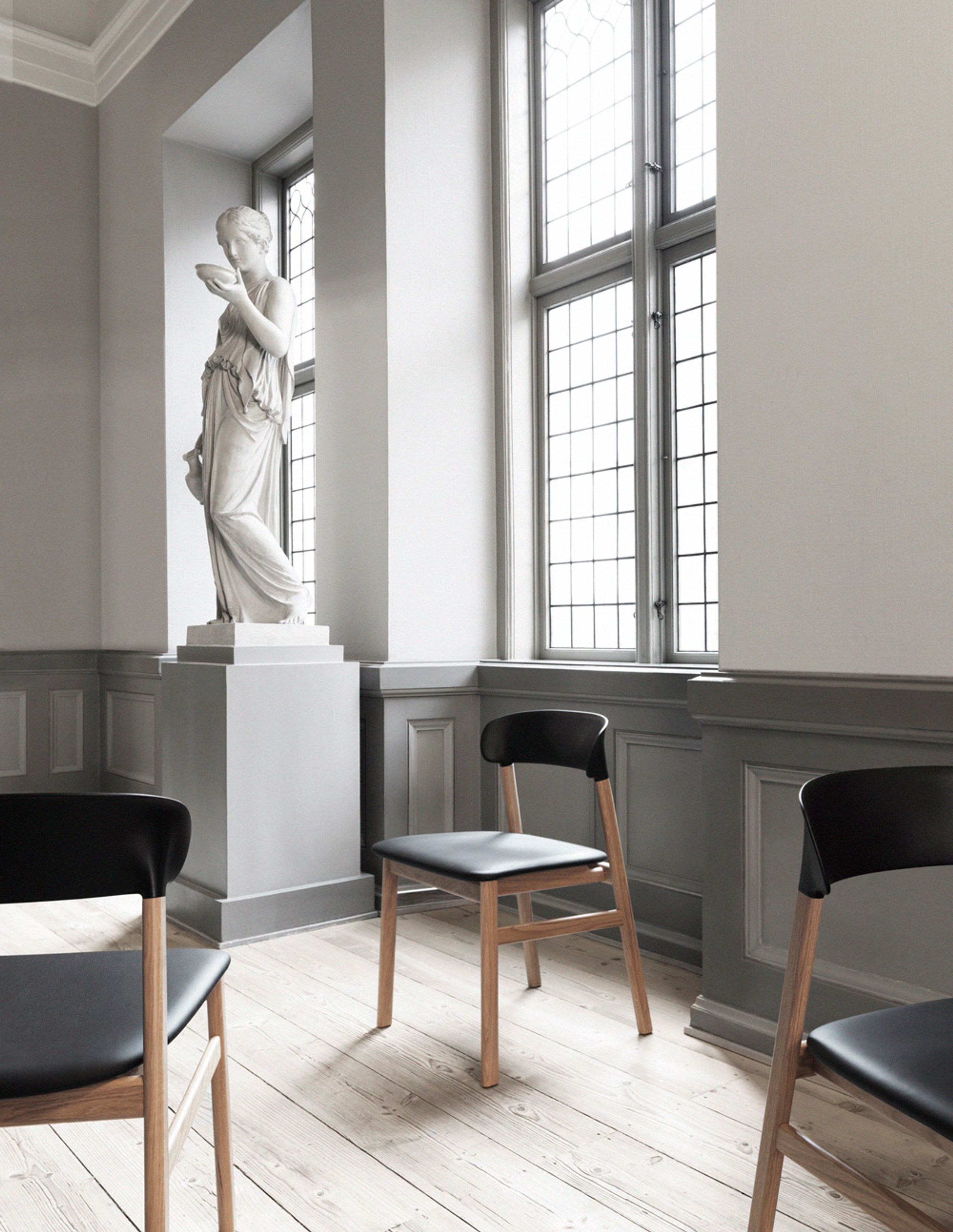 Normann Copenhagen - Cadeira de jantar - Herit chair / Upholstery - Black (Synergy)