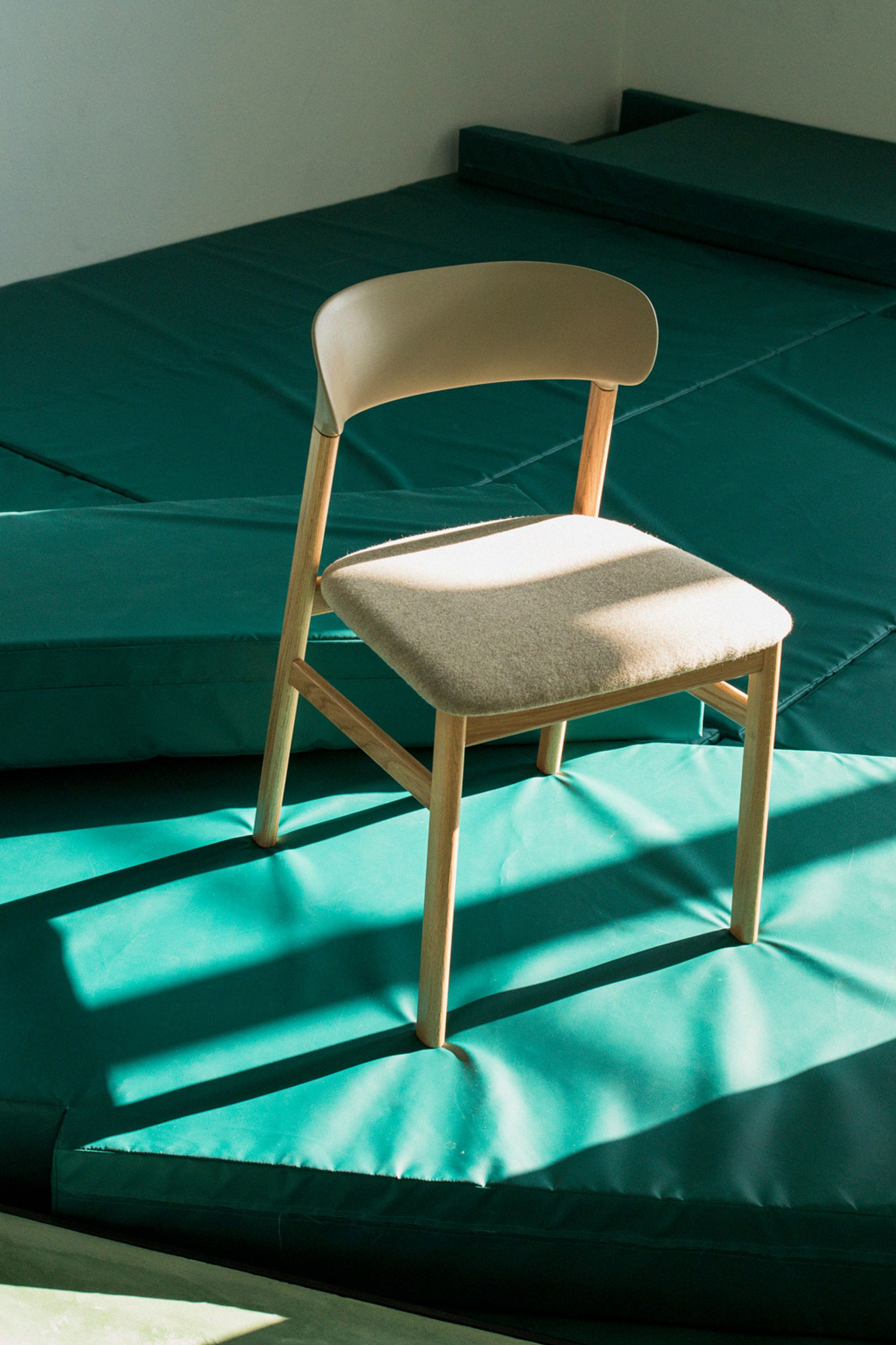 Normann Copenhagen - Chair - Herit chair / Upholstery - Sand (Spectrum Leather)
