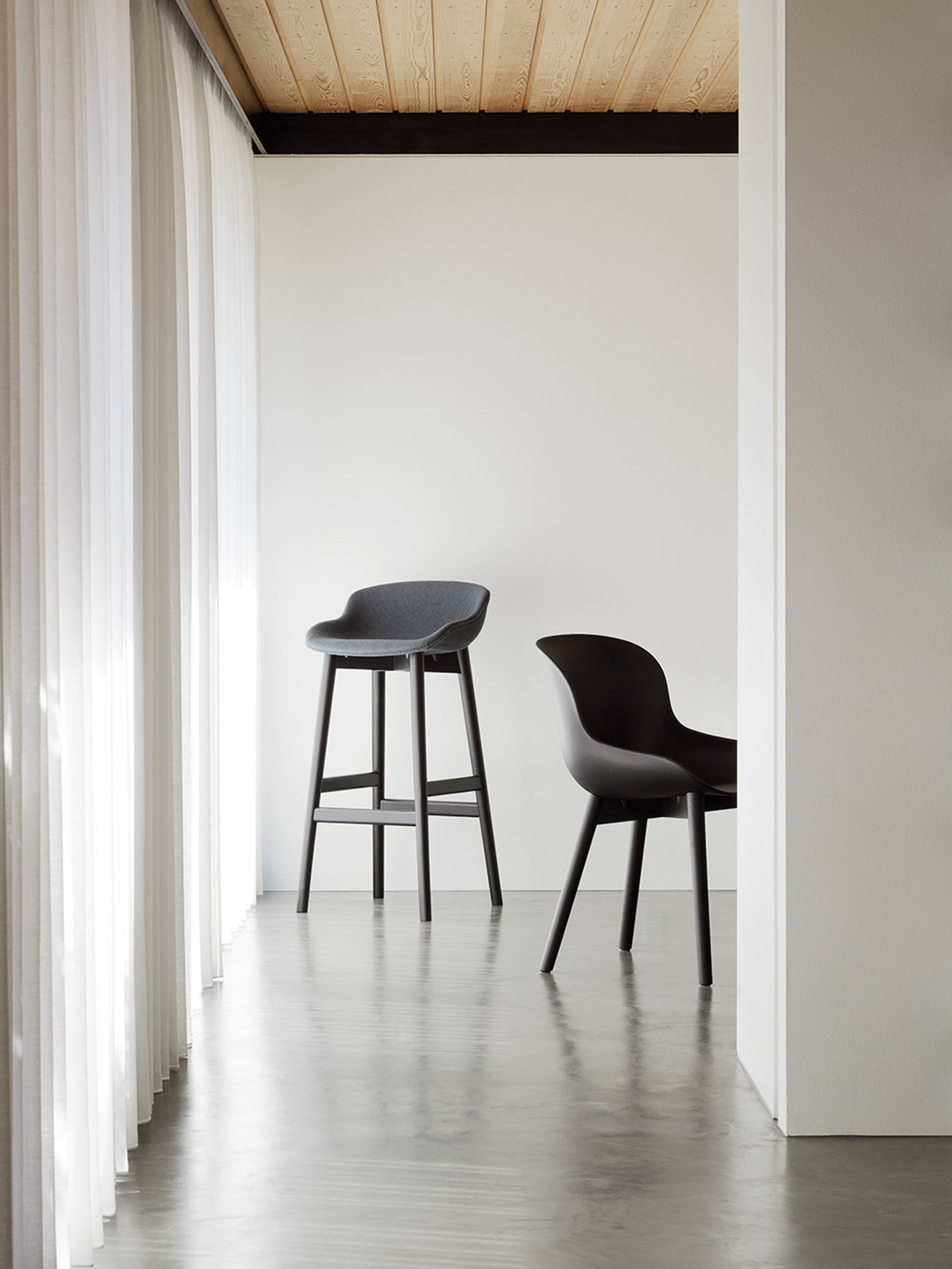Normann Copenhagen - Stol - Hyg bar stool 65 cm wood - Grå - Egetræ