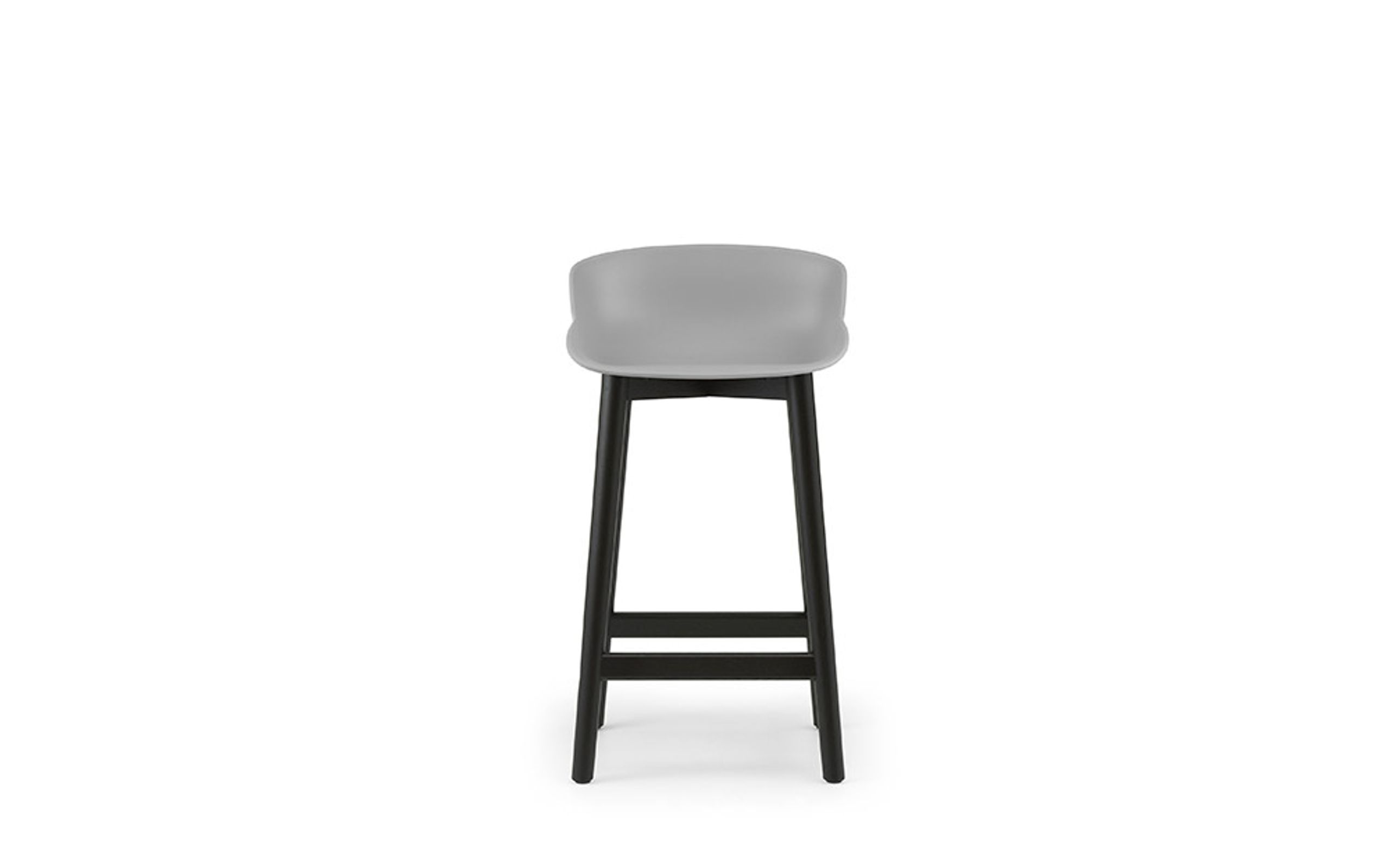Normann Copenhagen - Stol - Hyg bar stool 65 cm wood - Grå - Sort Egetræ