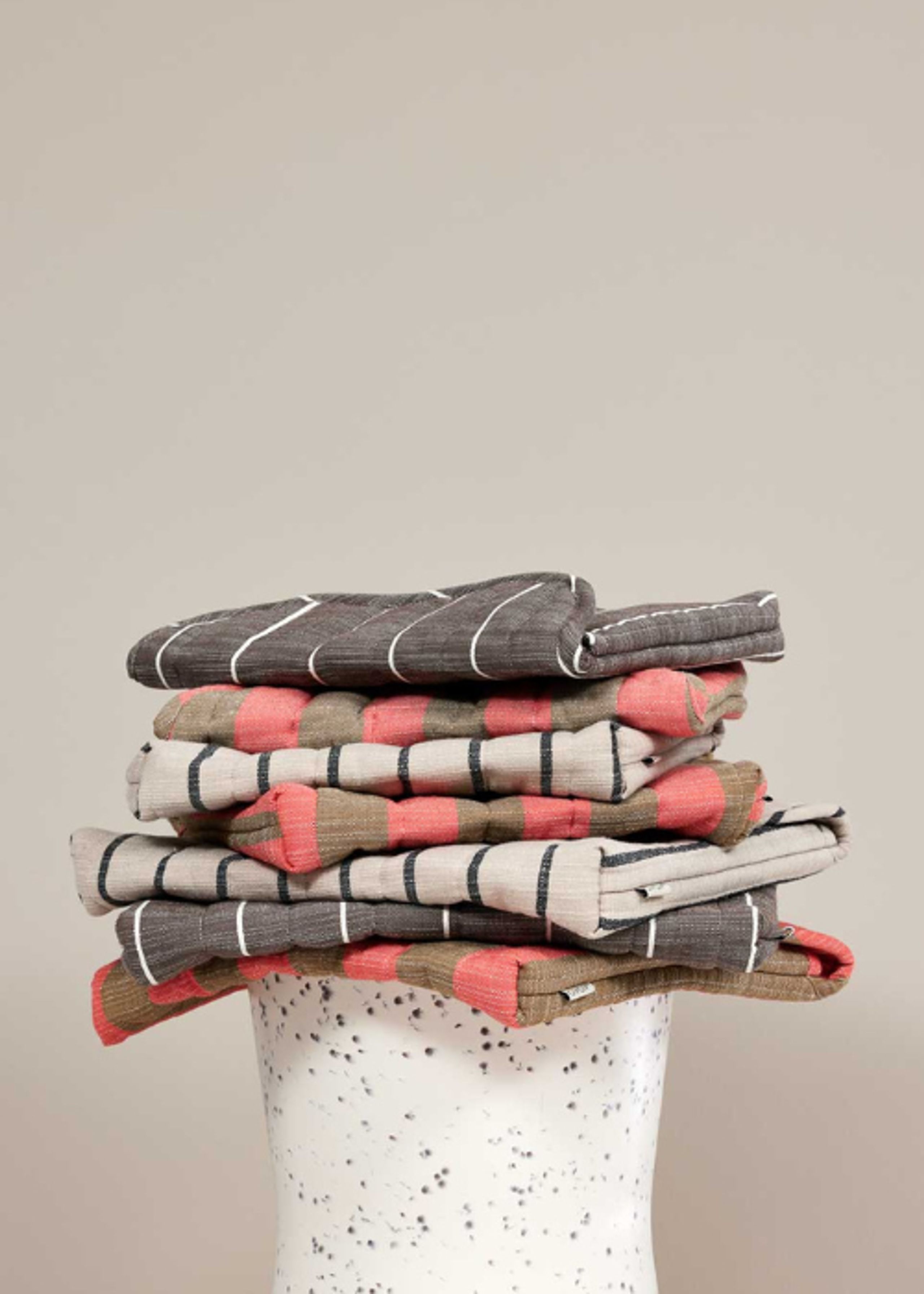 OYOY LIVING - Computer Sleeve - Futo Sleeve - Model 13 - 405 Cherry Red