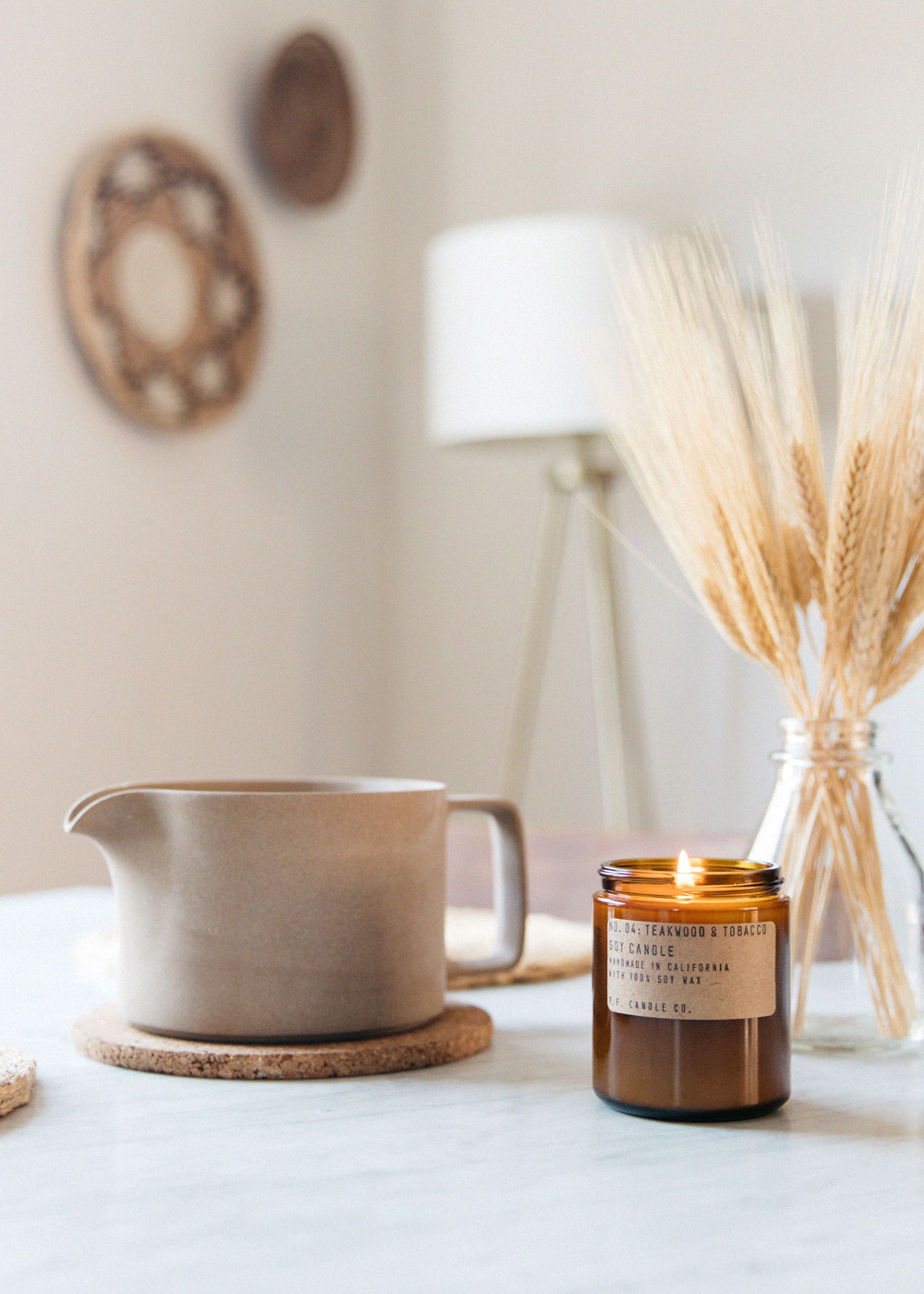 P.F. Candle Co. - Duftkerzen - Classic Soy Candle - NO. 04 Teakwood & Tobacco / small