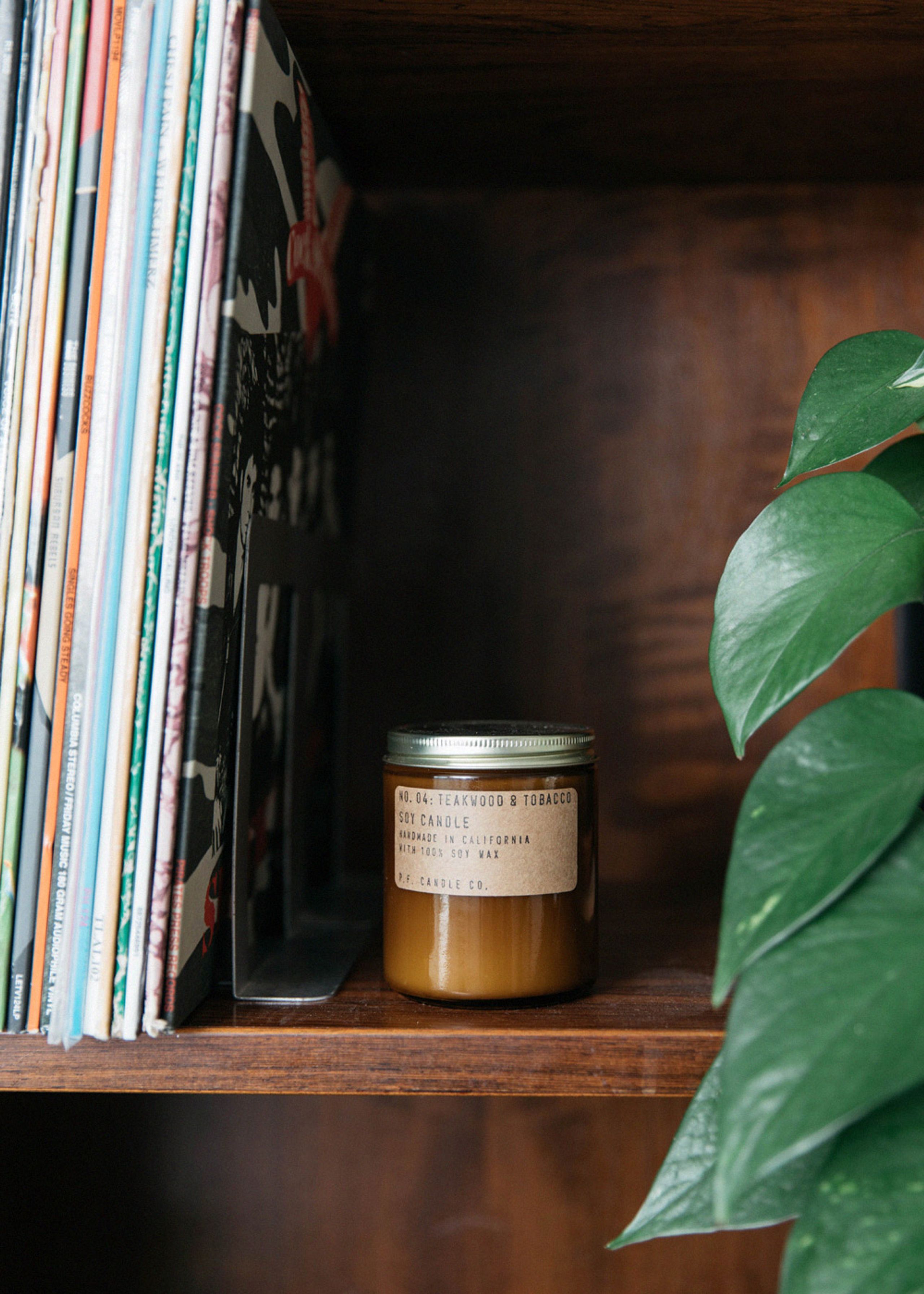 P.F. Candle Co. - Duftkerzen - Classic Soy Candle - NO. 04 Teakwood & Tobacco / small