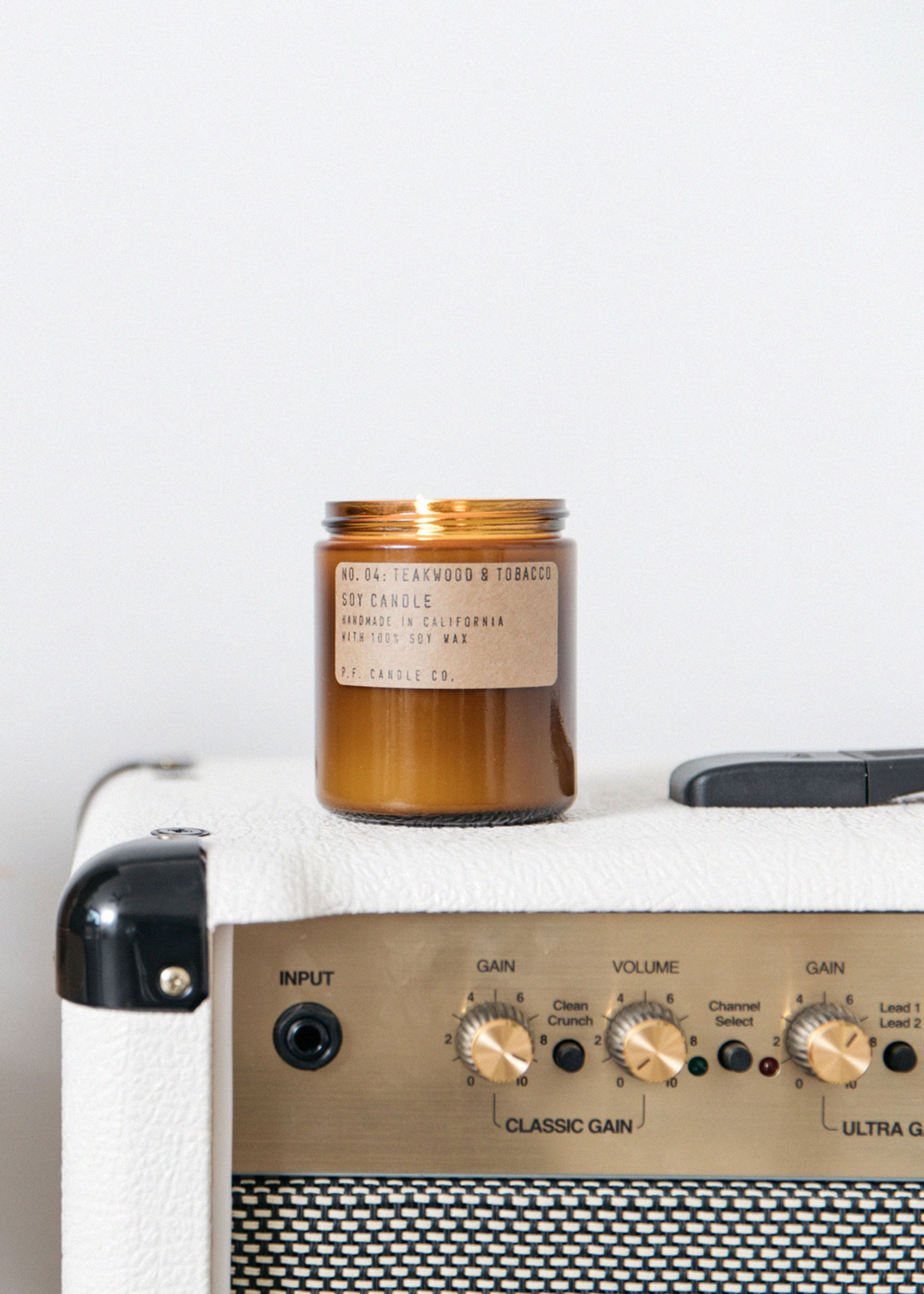 P.F. Candle Co. - Duftkerzen - Classic Soy Candle - NO. 04 Teakwood & Tobacco / small