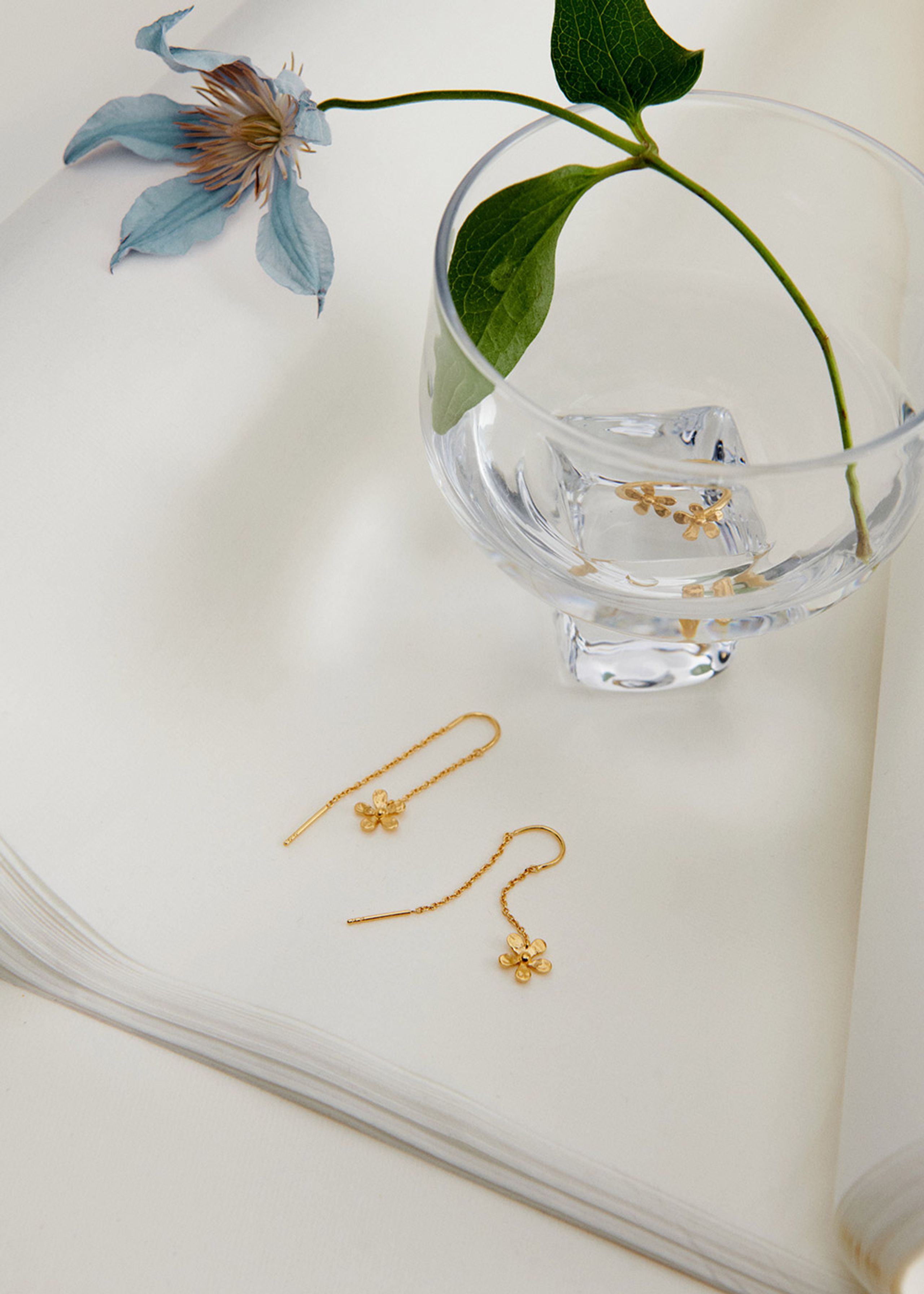 Pernille Corydon - Kolczyki - Wild Poppy Earchain - Gold-plated recycled silver