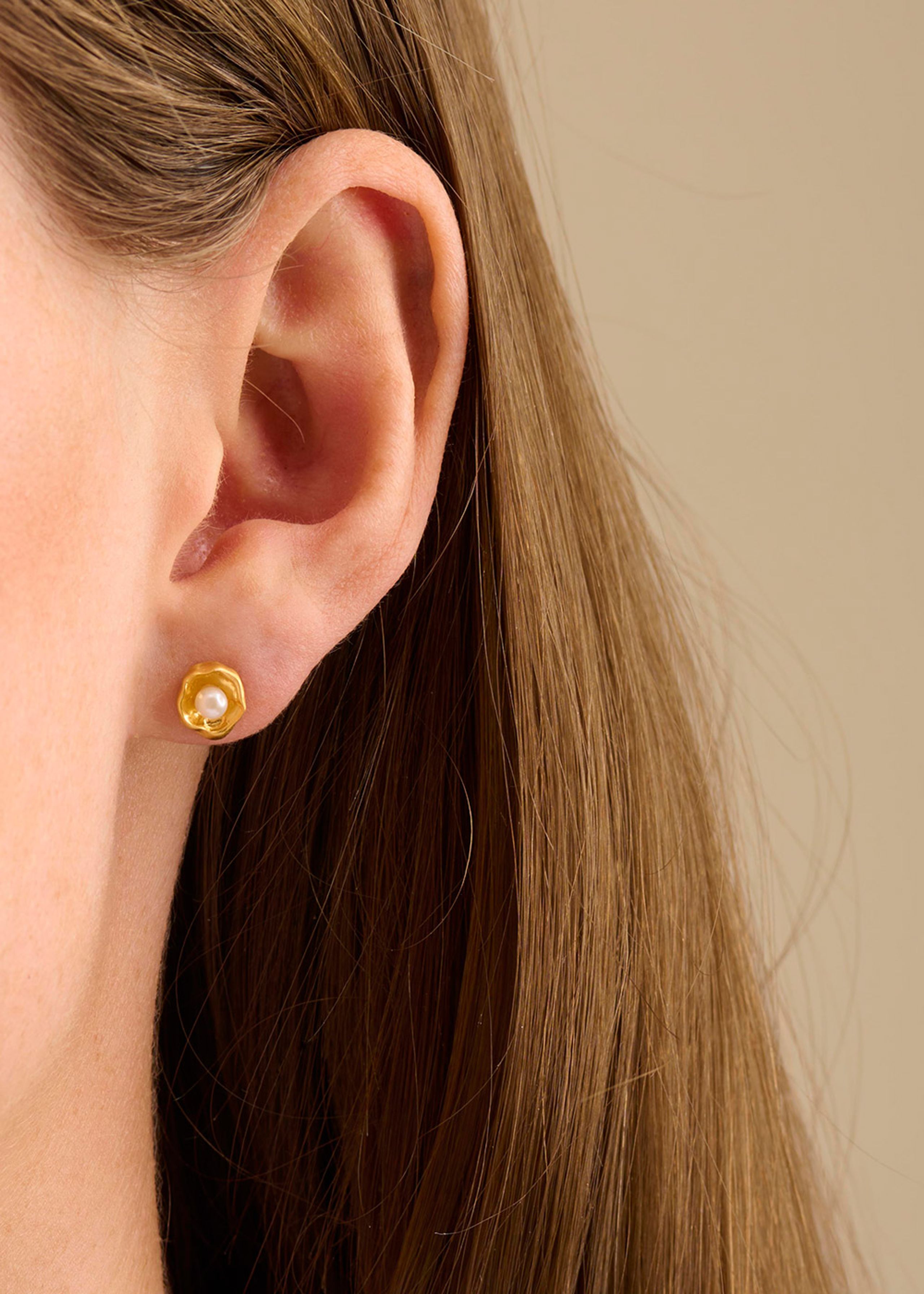 Pernille Corydon - Ørestikkere - Hidden Pearl Earstick - Gold