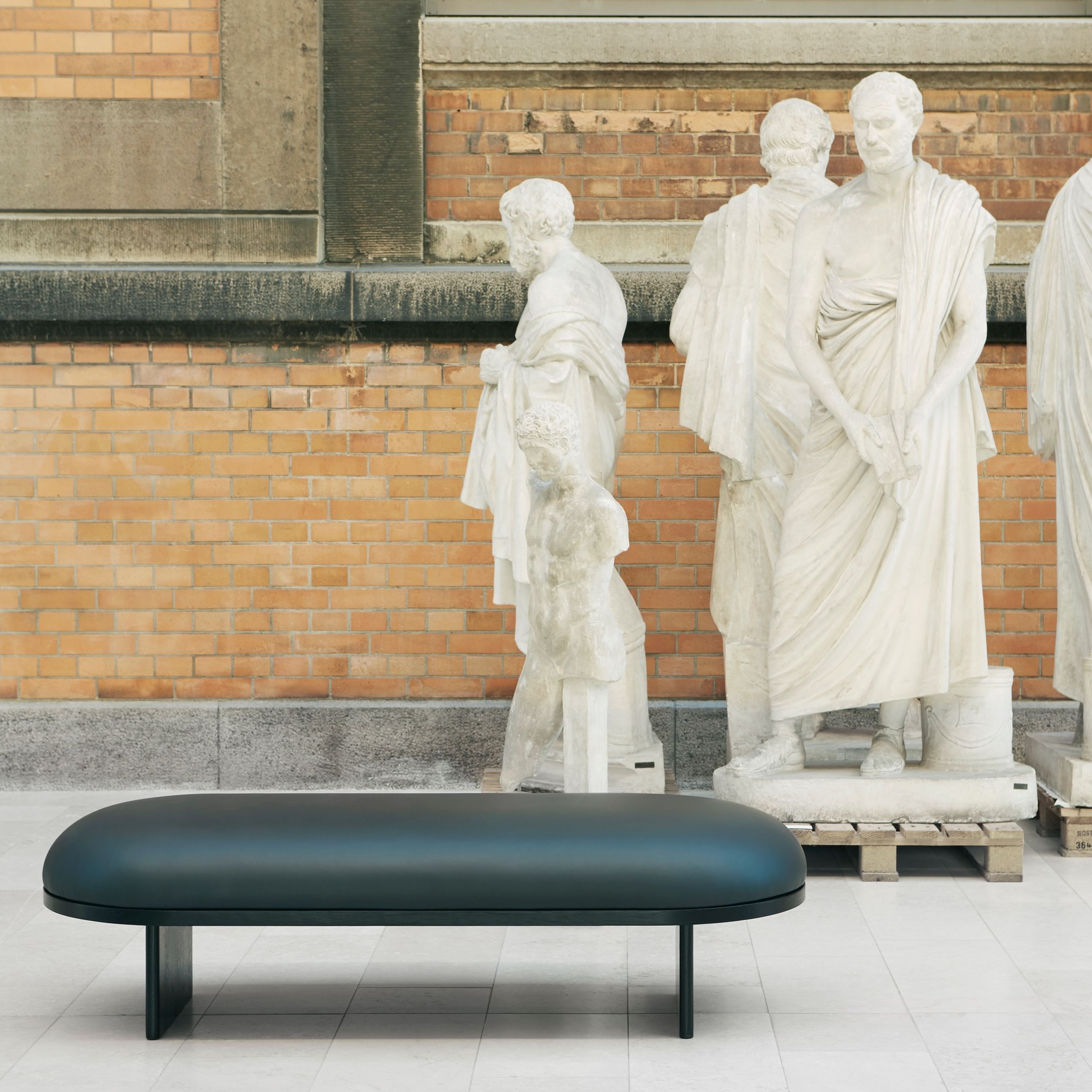 PLEASE WAIT to be SEATED - Bænk - ANZA 160 Bench / By Rui Pereira & Ryosuke Fukusada - Navy Blue Savanne Leather / Black