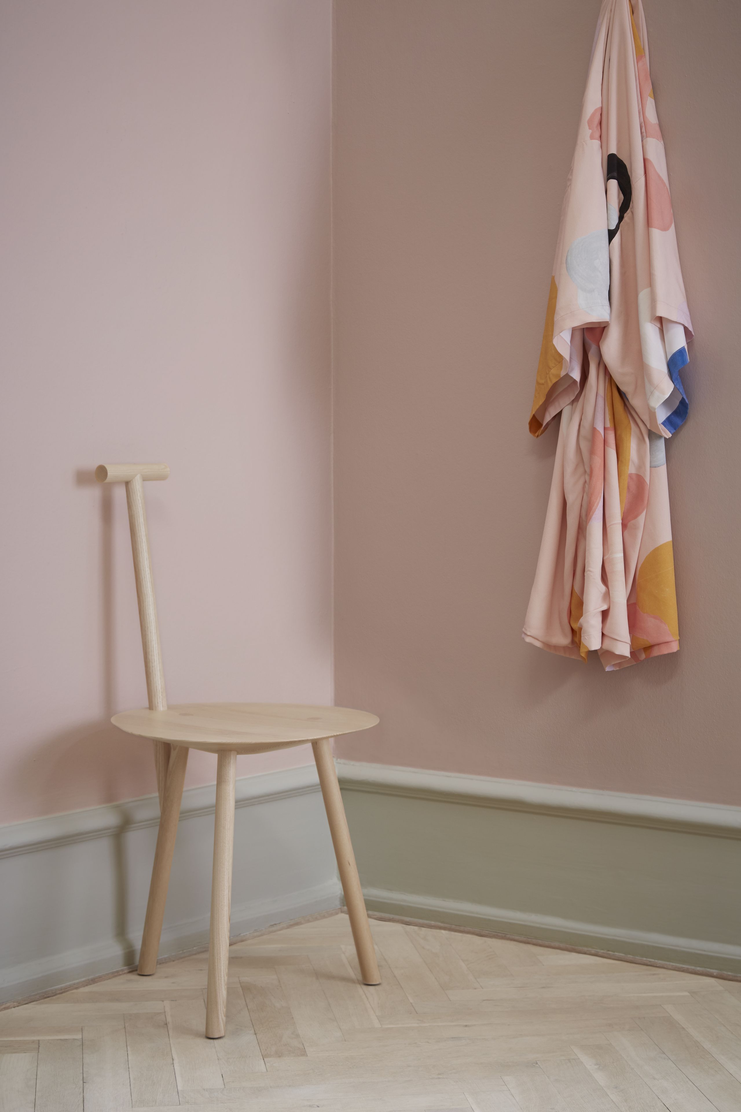 PLEASE WAIT to be SEATED - Esstischstuhl - Spade Chair / By Faye Toogood - Basque Red