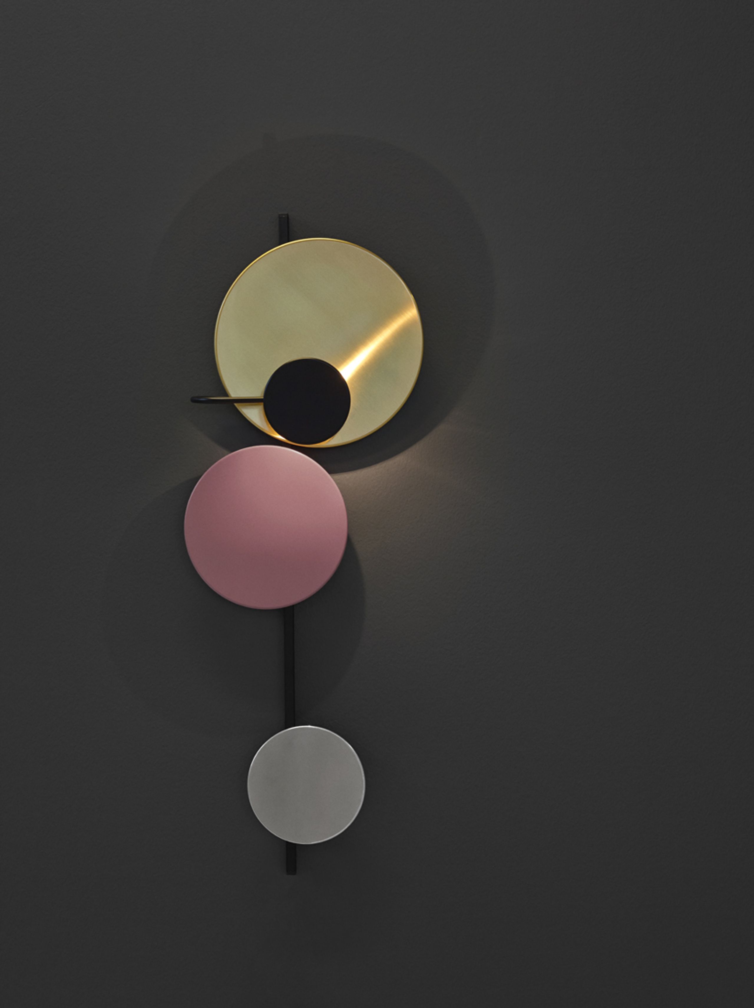 PLEASE WAIT to be SEATED - Lámpara de pared - Planet Lamp / By Mette Schelde - Jaipur