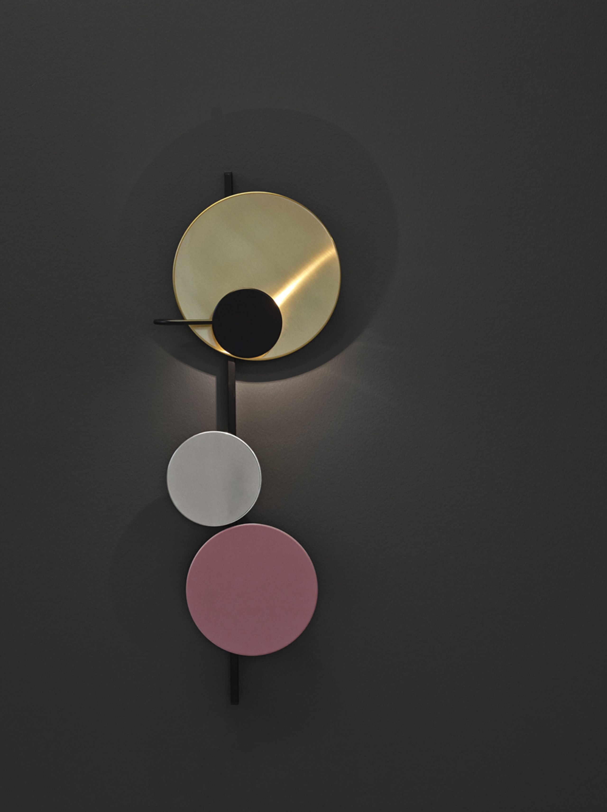 PLEASE WAIT to be SEATED - Lámpara de pared - Planet Lamp / By Mette Schelde - Jaipur