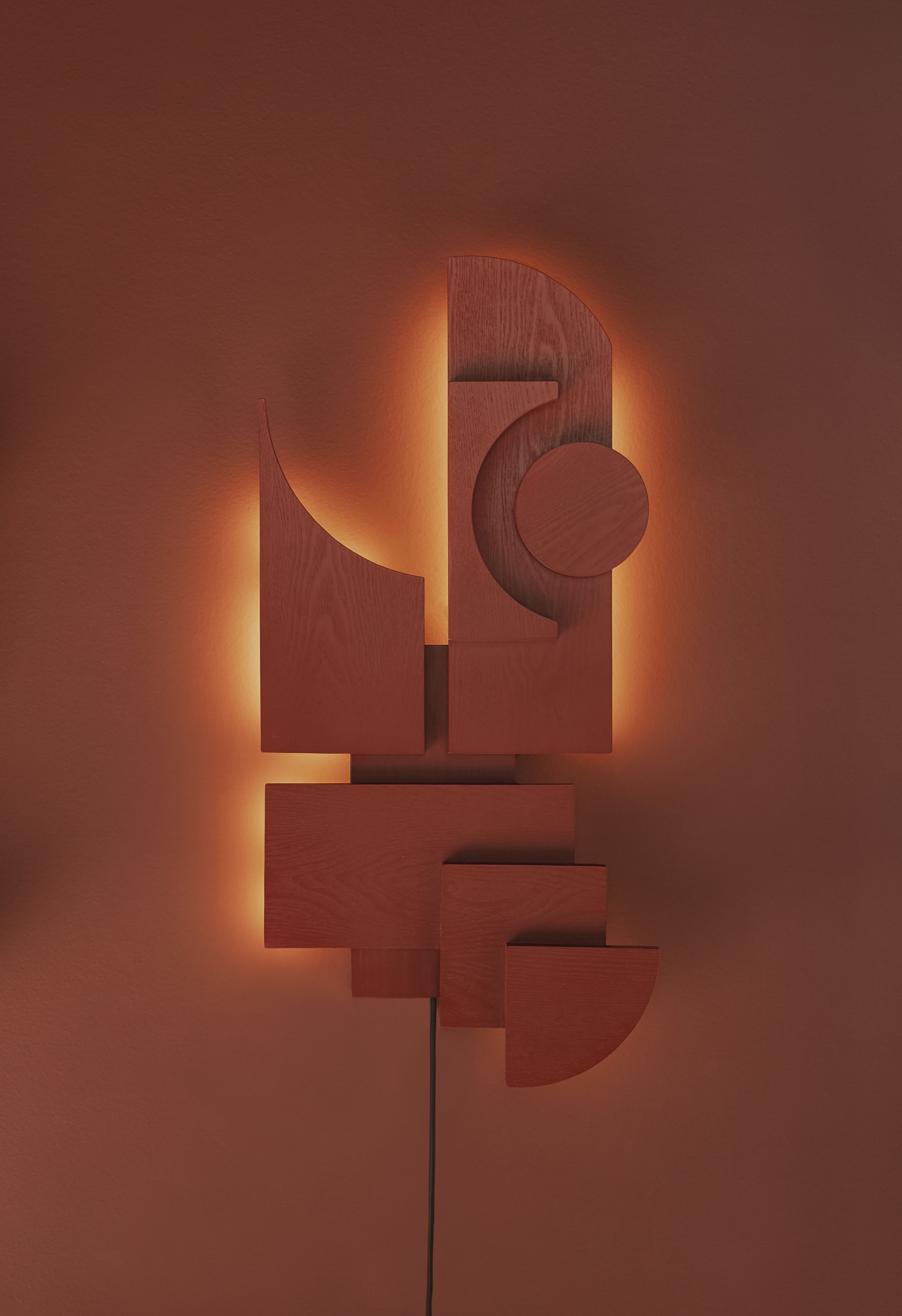 PLEASE WAIT to be SEATED - Lampe murale - Totem Deco Lamp / By Tilde Grynnerup - Basque Red