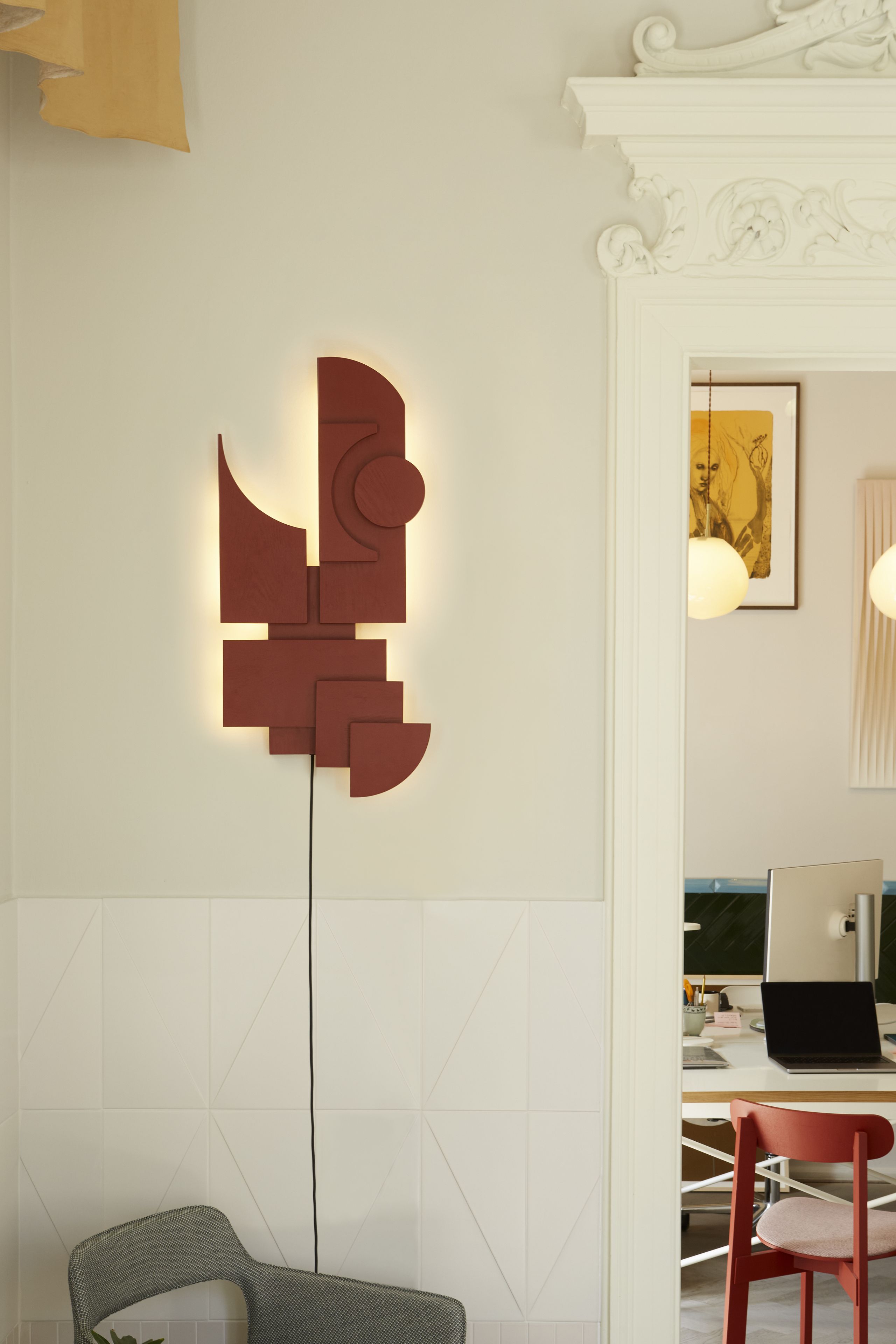 PLEASE WAIT to be SEATED - Lampe murale - Totem Deco Lamp / By Tilde Grynnerup - Basque Red