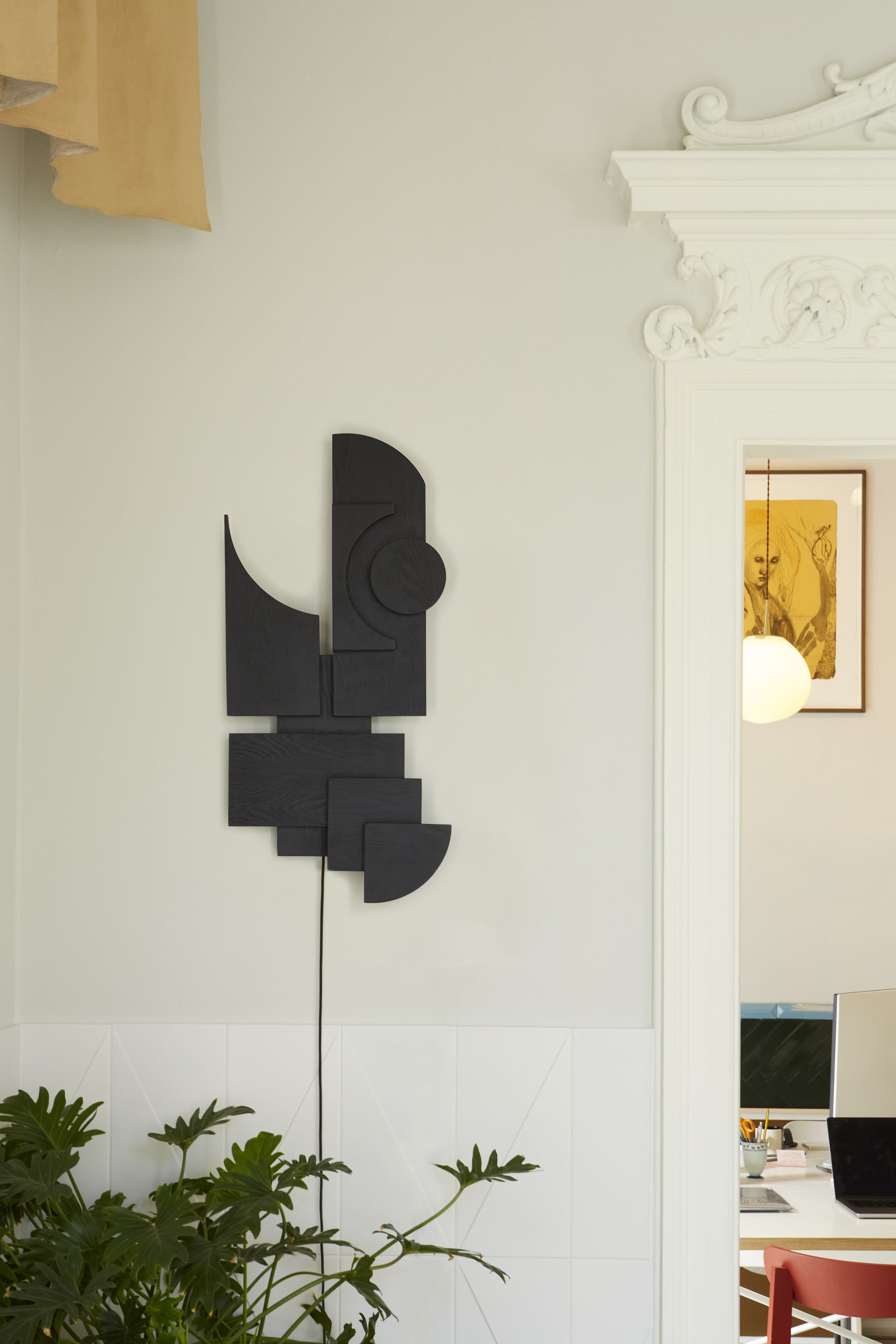 PLEASE WAIT to be SEATED - Wall lamp - Totem Deco Lamp / By Tilde Grynnerup - Black