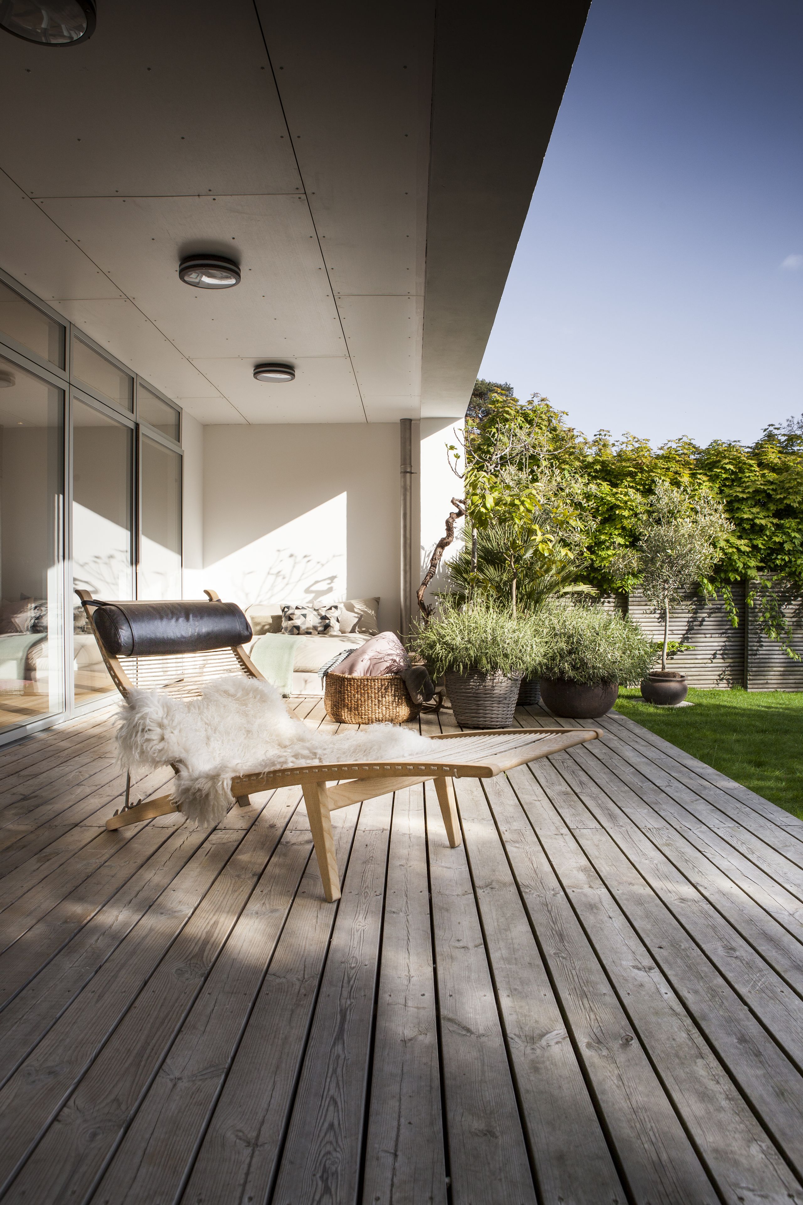 PP Møbler - Liegestuhl - pp524 Deck Chair / By Hans J. Wegner - Natural Flag Halyard / Standard Fabric / Soaped Oak