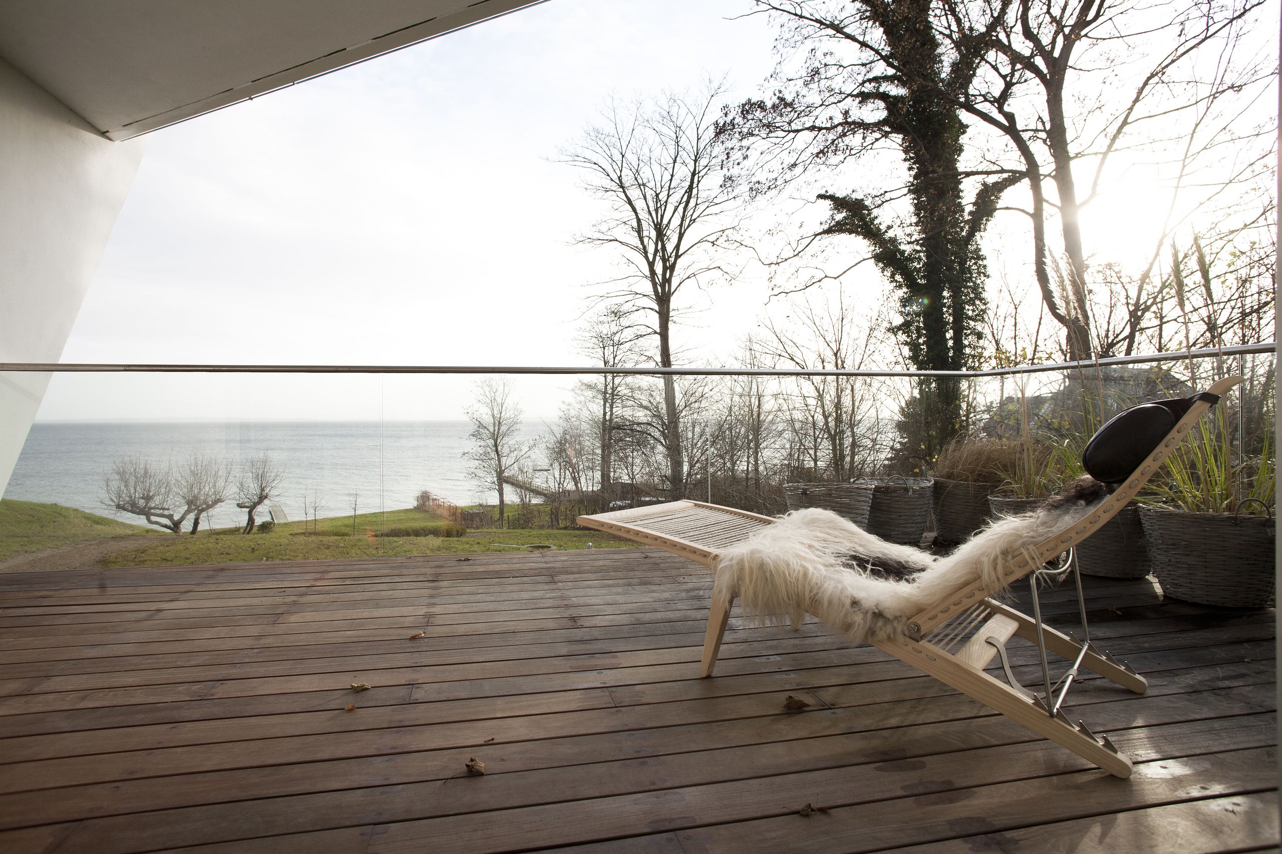 PP Møbler - Liegestuhl - pp524 Deck Chair / By Hans J. Wegner - Natural Flag Halyard / Standard Fabric / Soaped Oak