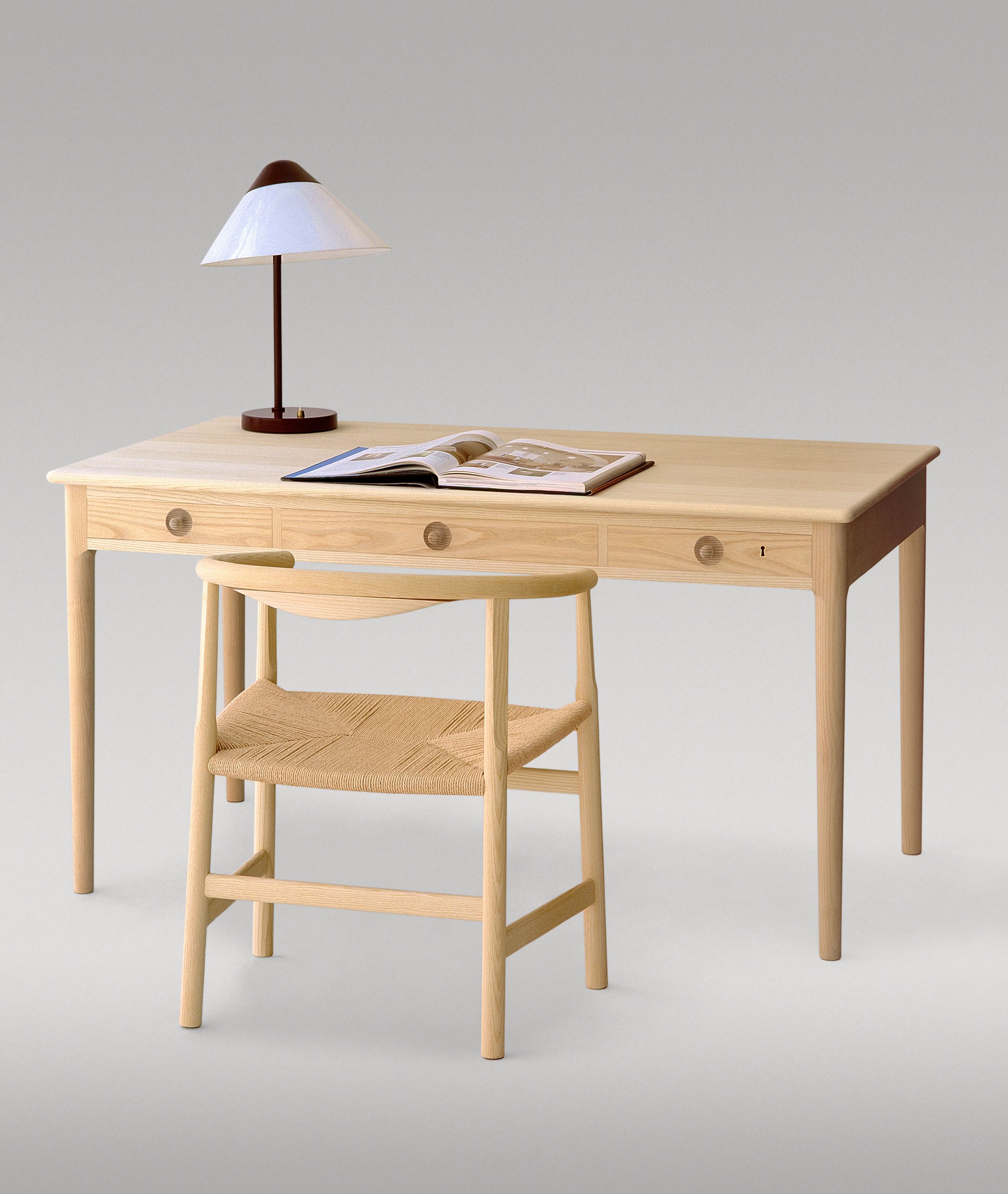 PP Møbler - Skrivebord - pp305 Classic Desk / By Hans J. Wegner - Soaped Ash