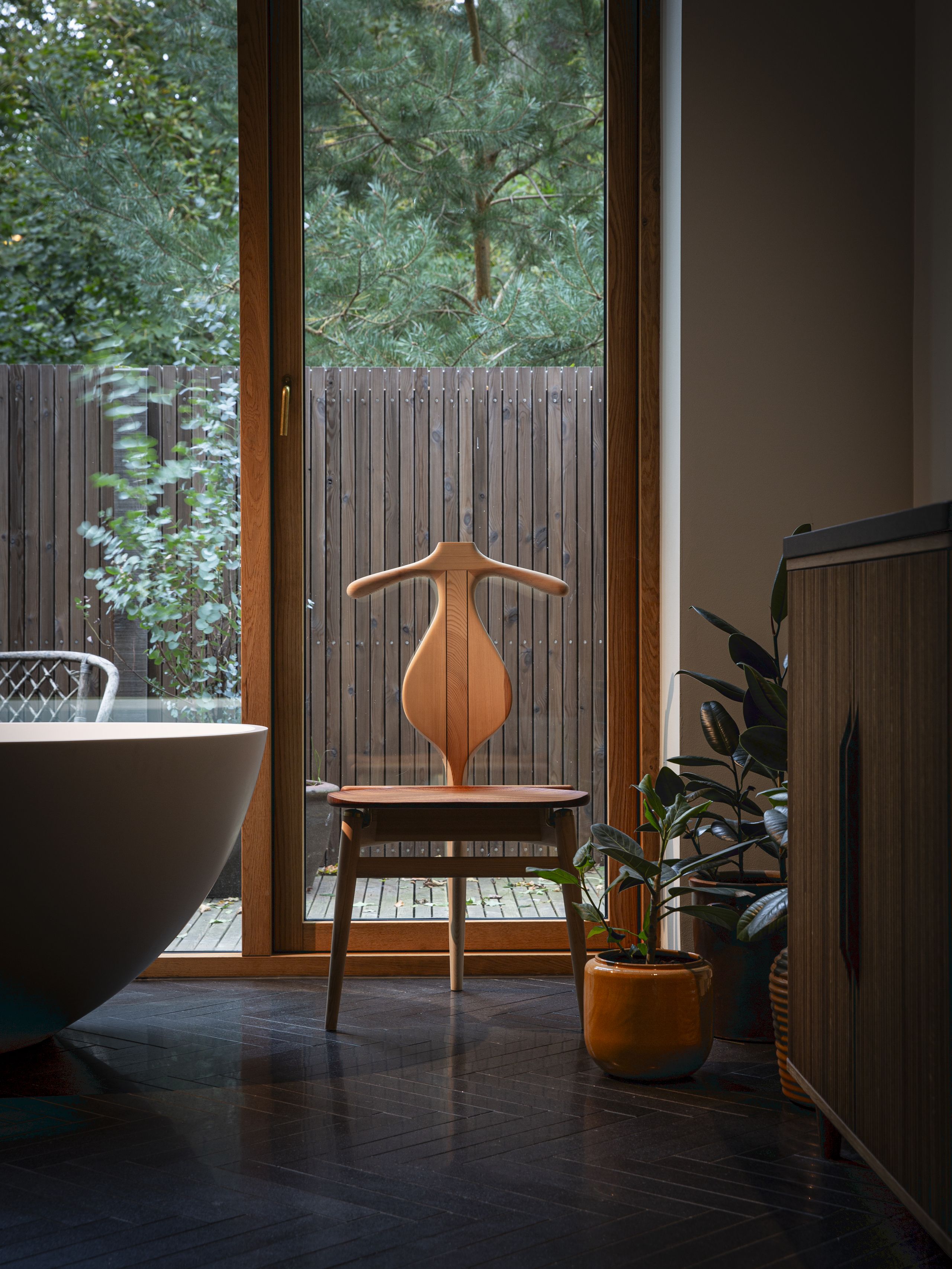 PP Møbler - Spisebordsstol - pp250 Valet Chair / By Hans J. Wegner - Soaped Pine / Teak