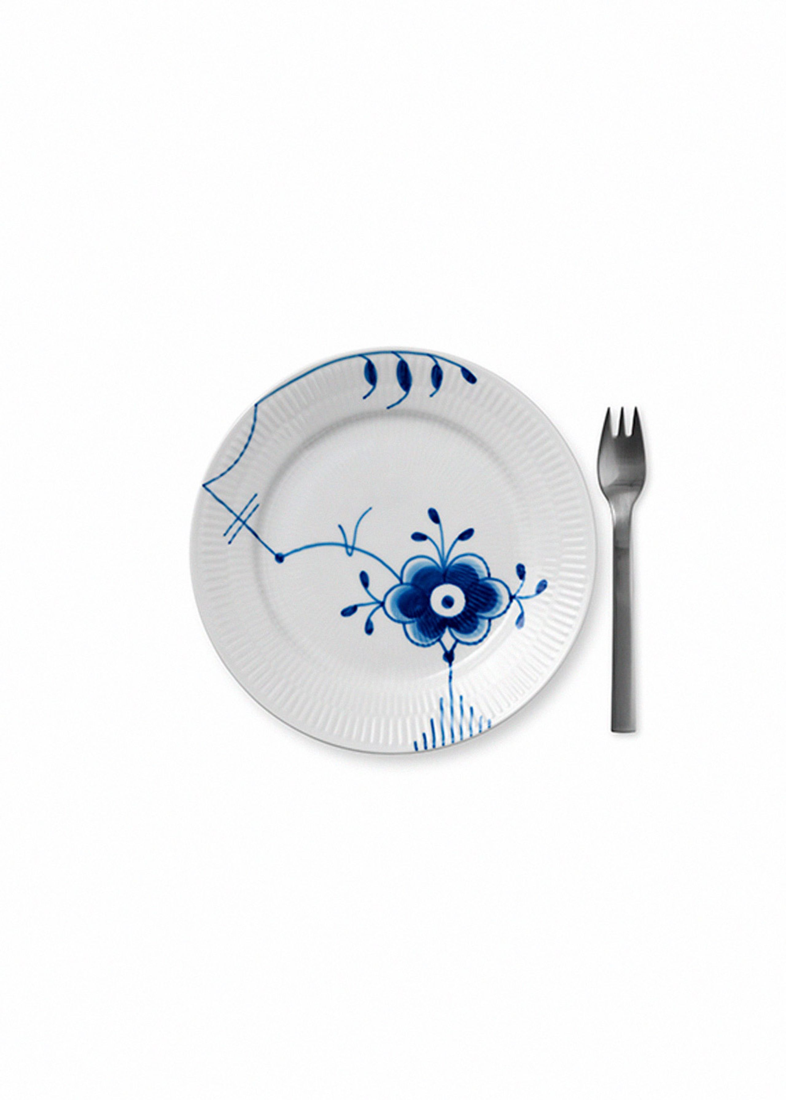 Royal Copenhagen - Disco - Blue Fluted Mega / Decoration 6 - Plates - Plate - 19 cm