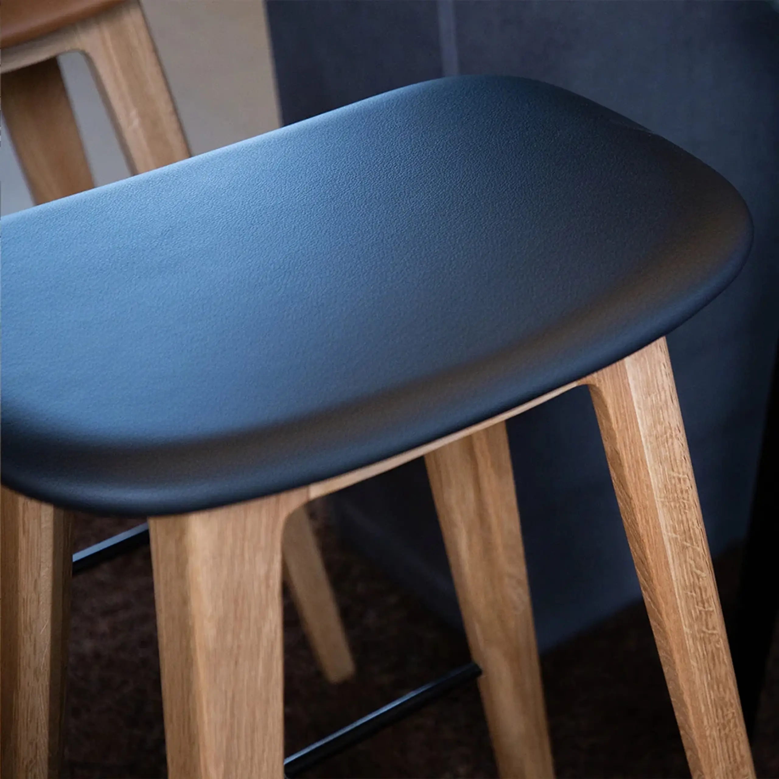 SACKit - Barstol - Nordic Bar Stool - Luna Sandstone / Black Stained Oak with stitches