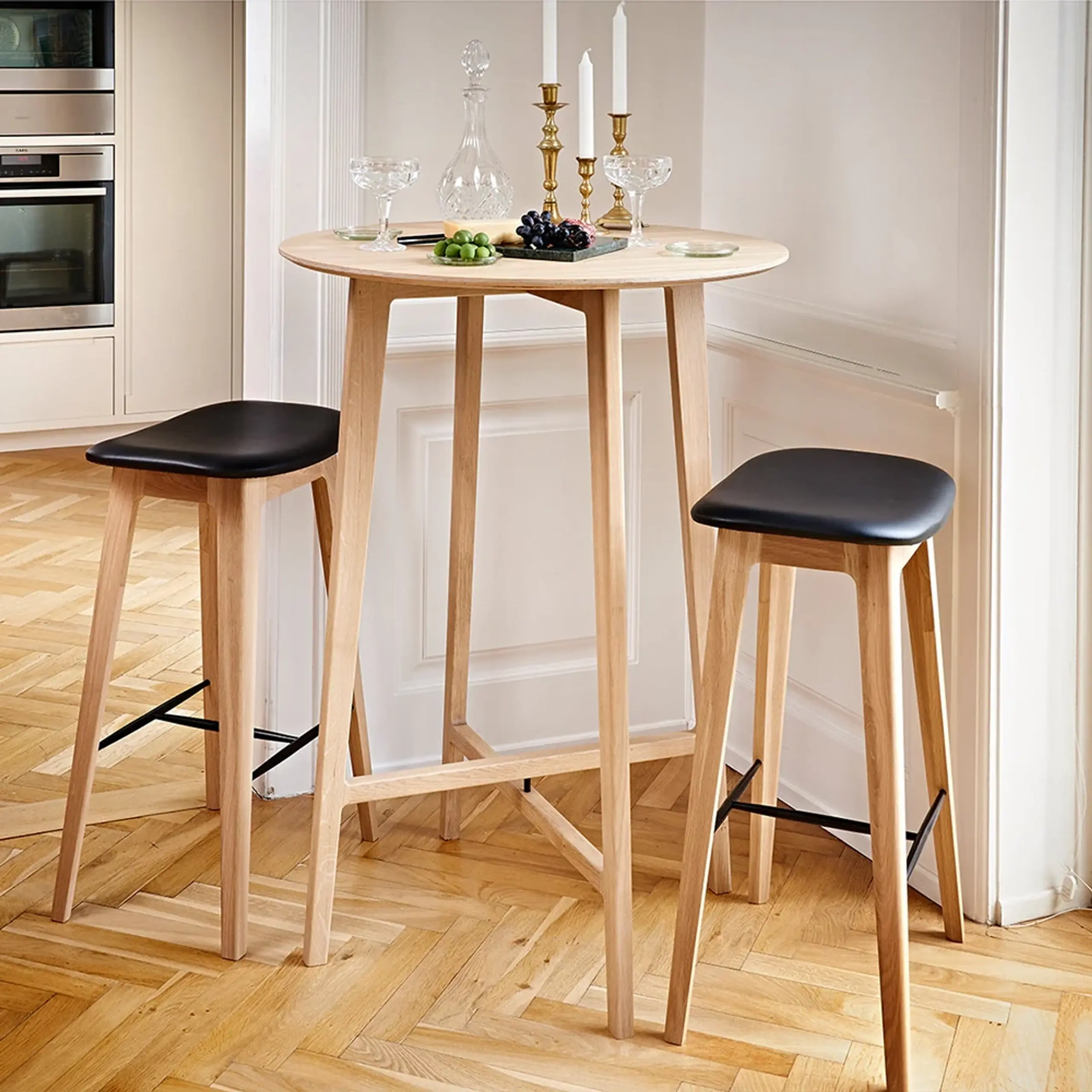 SACKit - Barstol - Nordic Bar Stool - Luna Sandstone / Black Stained Oak with stitches