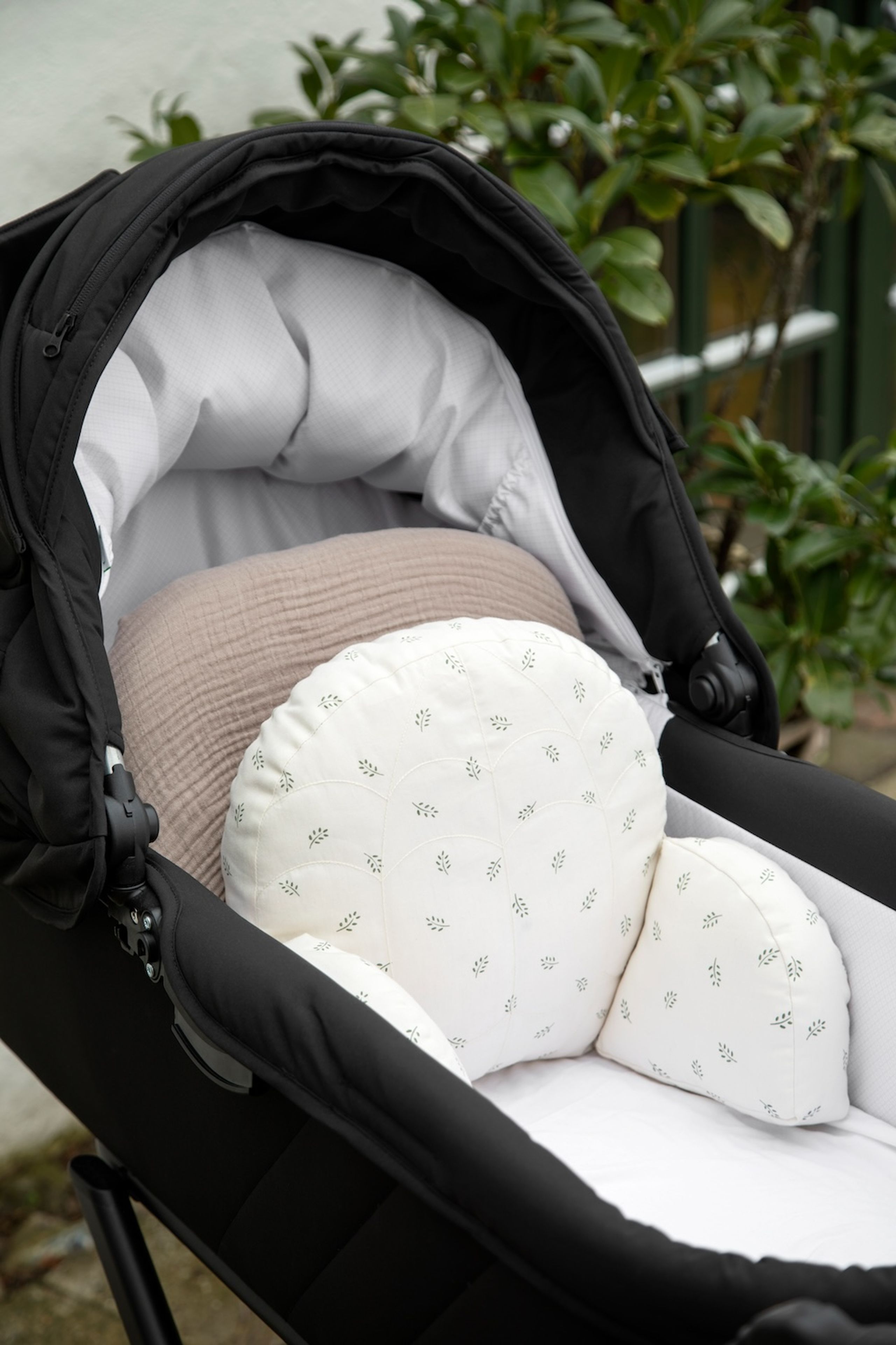 Sebra - Wandelwagen accessoires - Sebra Stroller Cushion, Kapok - Sophora Leaves