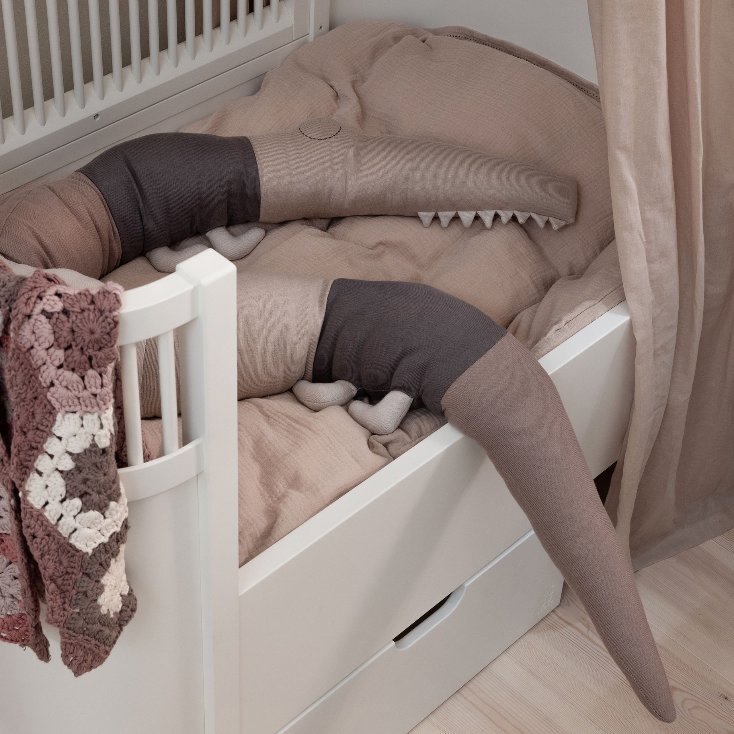 Sebra - Kopfkissen für Kinder - Knitted Cushion, Sleepy Croc - Seabreeze beige