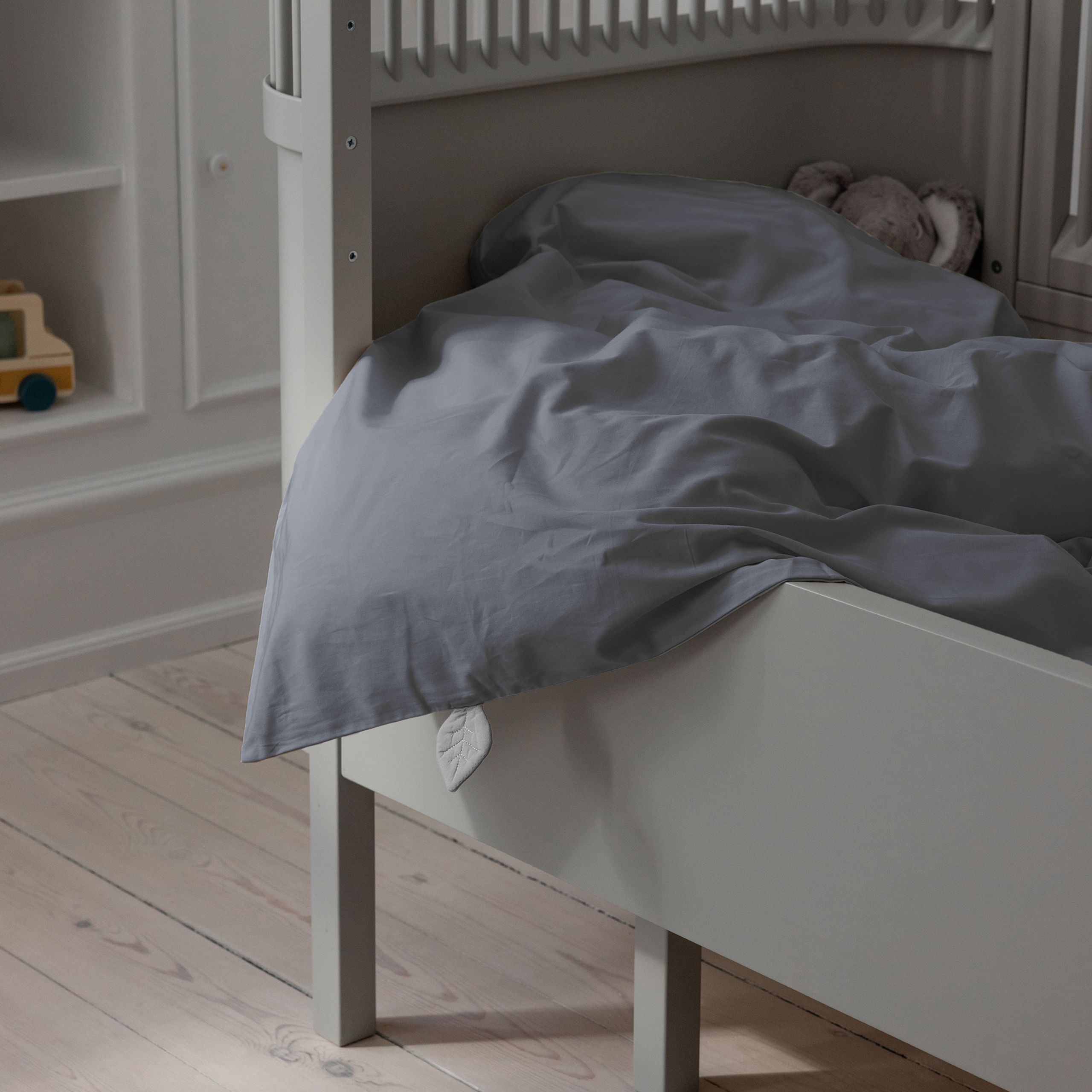 Sebra - Børnesengetøj - Klassisk Sengetøj Junior - Forest Lake Blue