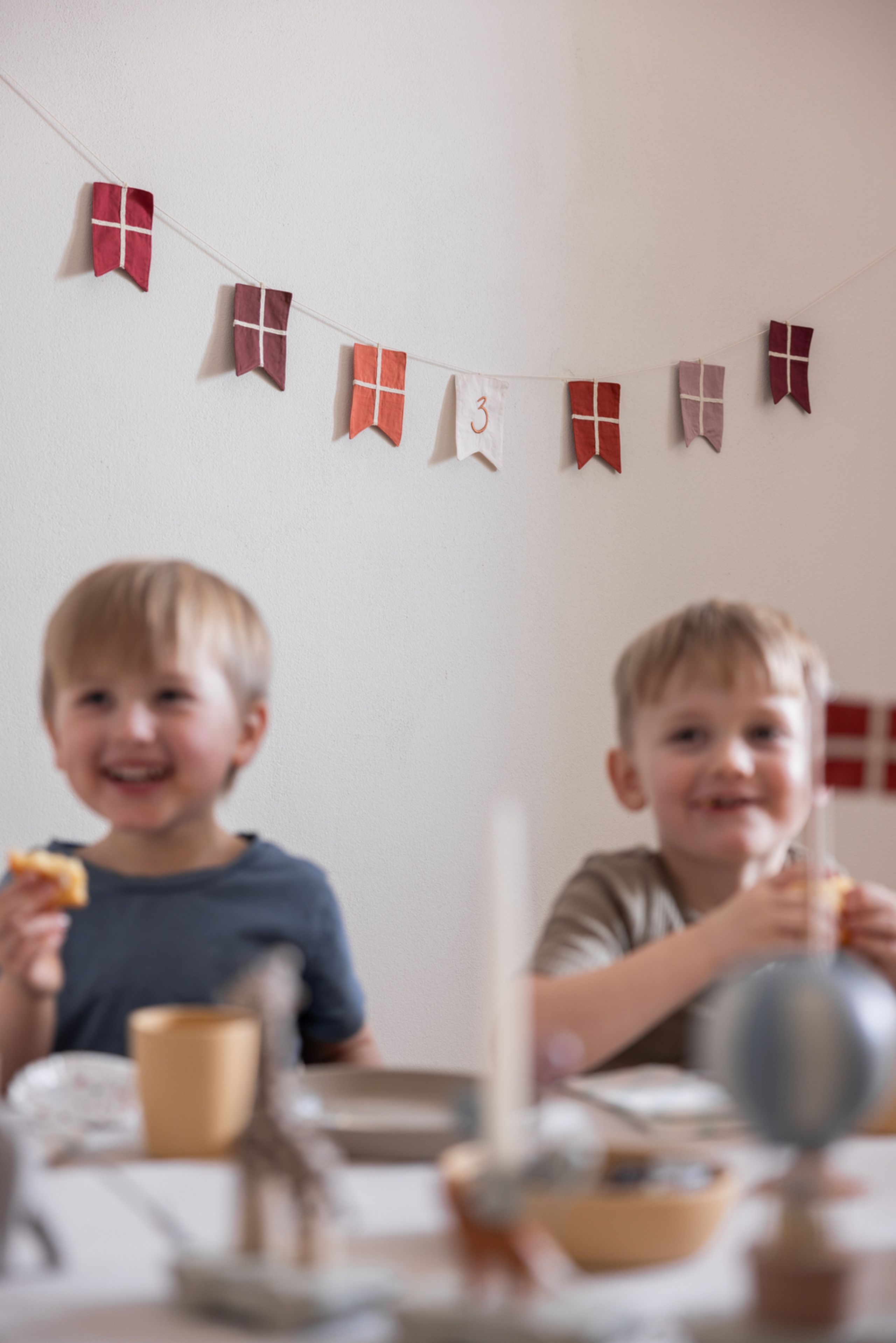 Sebra - Brotdose für Kinder - Birthday Flag Bunting - Rød